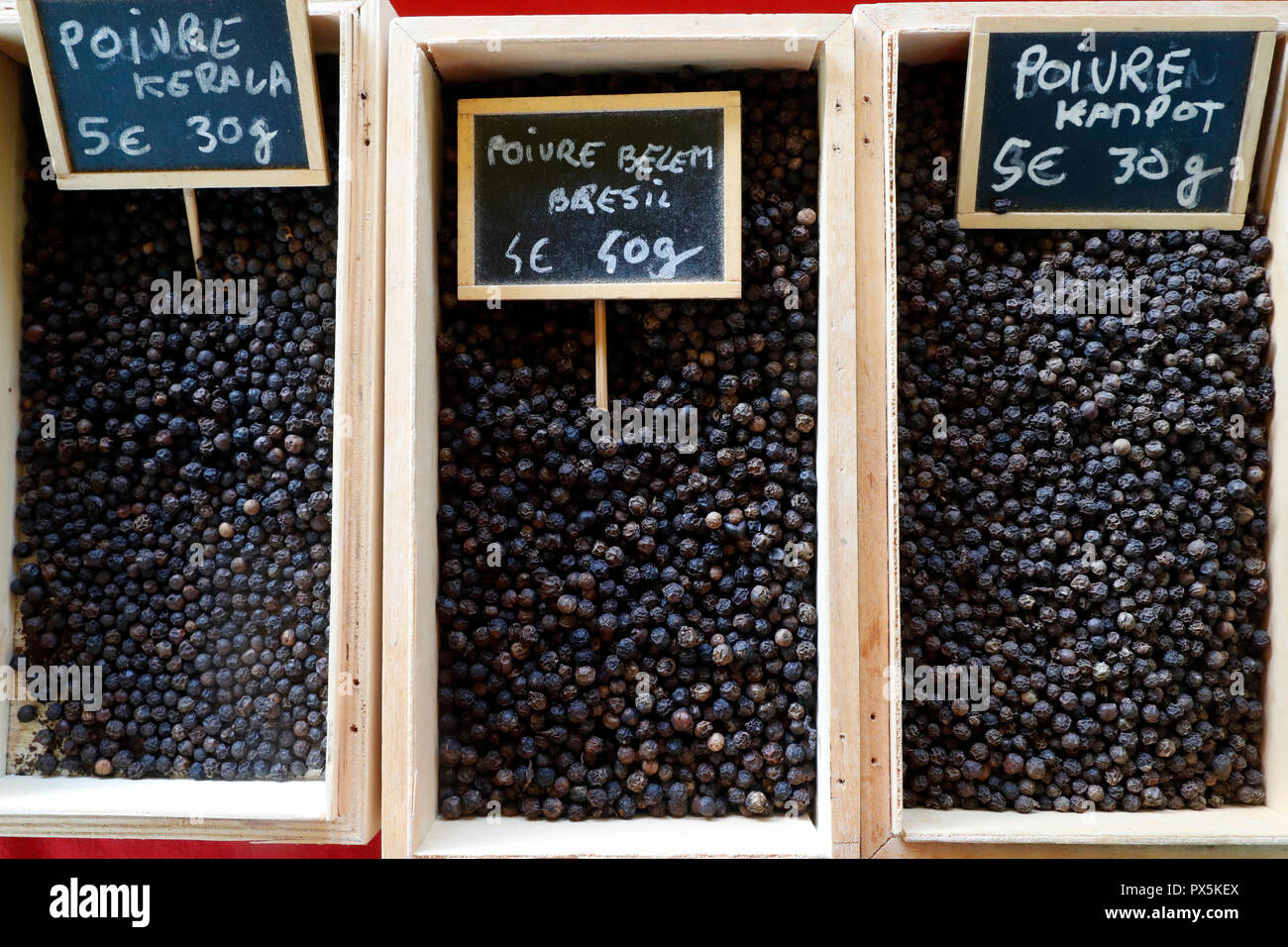 Épices diverses affiché sur un marché. Choix de poivre noir. La France. Banque D'Images