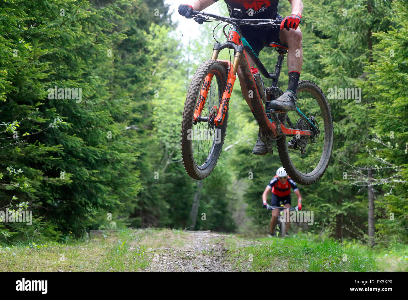 Dre dans le l'Darbon : course de VTT dans les Alpes françaises. Jump. Les cyclistes. La France. Banque D'Images