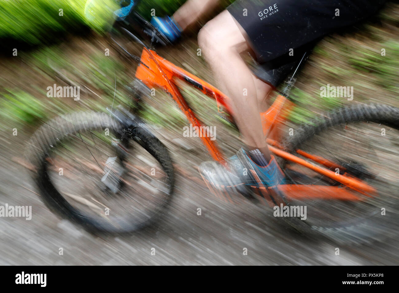 Course de VTT dans les Alpes françaises. Close-up. Cycliste. La France. Banque D'Images