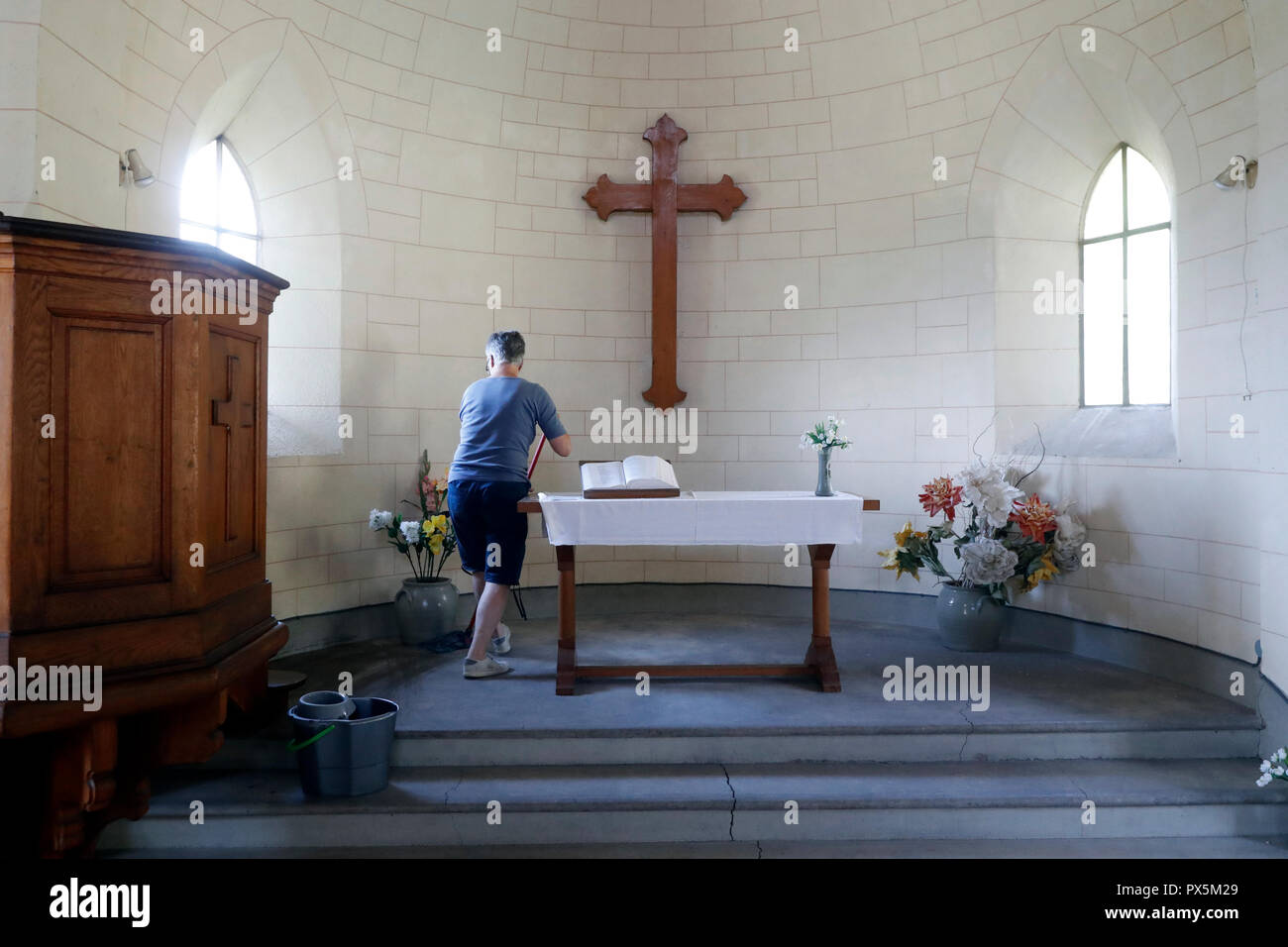 Église protestante. Nettoyage de la femme temple. La France. Banque D'Images