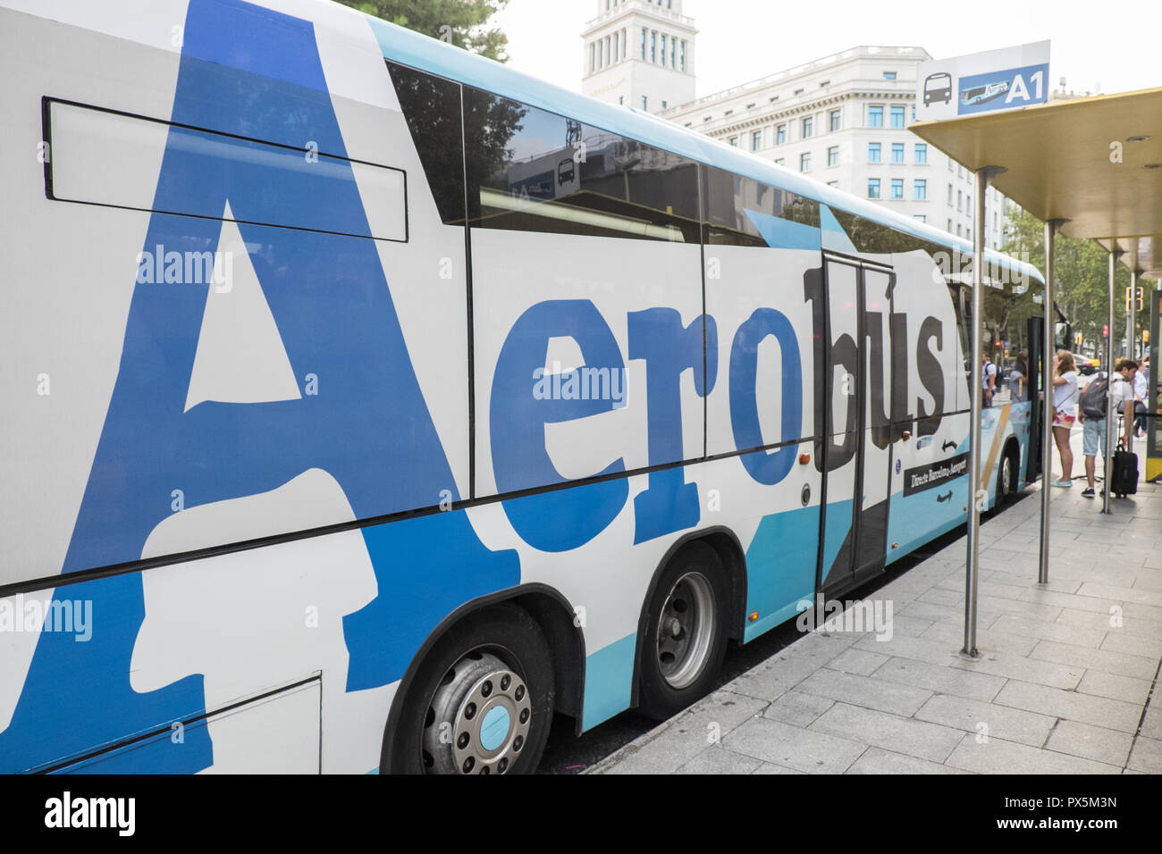 Les touristes, obtenir de l'Aérobus,, l'aéroport, bus, navette,à l'aéroport de Barcelone, l'aéroport,de,,a,la Placa de Catalunya, Plaça de Catalunya de Barcelone,Espagne,Catalogne,espagnol, Banque D'Images