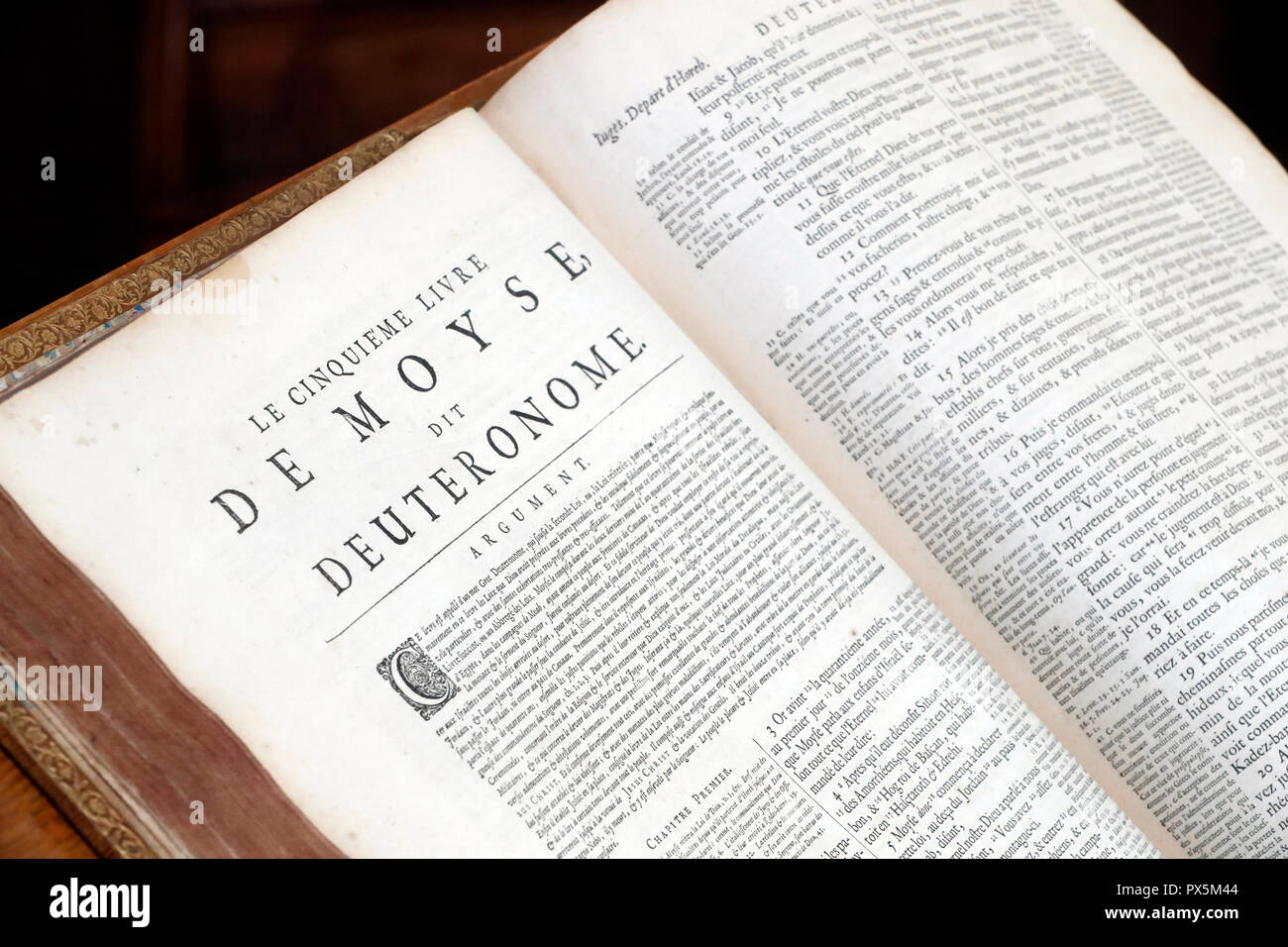 Vieille Bible en français, 1669. Ancien Testament. Pentateuque ou les Cinq Livres de Moïse. Le Deutéronome. Livre historique. Banque D'Images