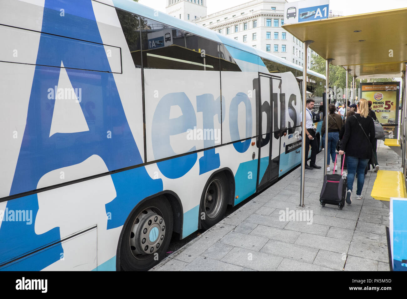 Les touristes, obtenir de l'Aérobus,, l'aéroport, bus, navette,à l'aéroport de Barcelone, l'aéroport,de,,a,la Placa de Catalunya, Plaça de Catalunya de Barcelone,Espagne,Catalogne,espagnol, Banque D'Images