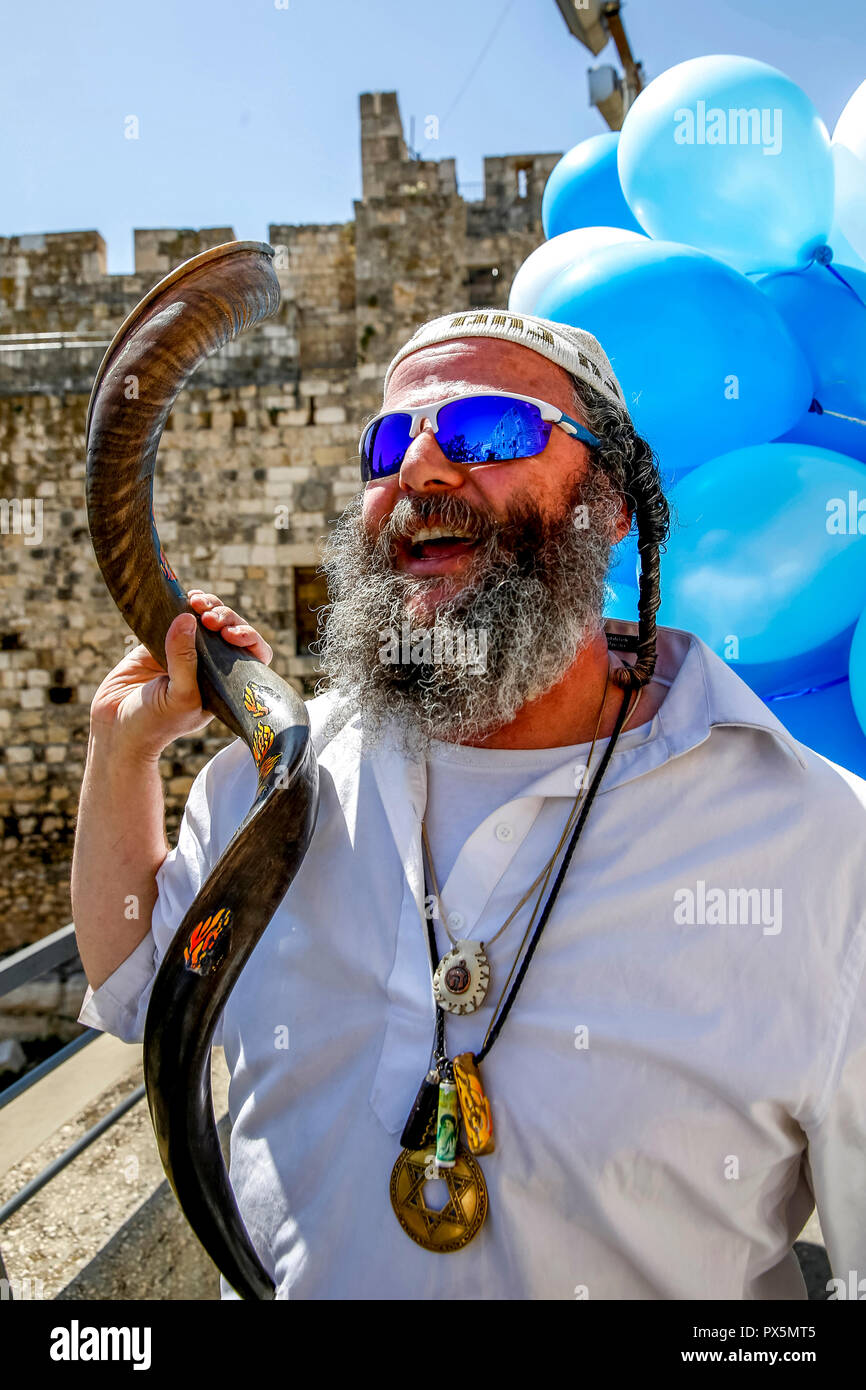 Juif en direction de la paroi occidentale de célébrer une bar mitsvah, Jérusalem, Israël. Banque D'Images