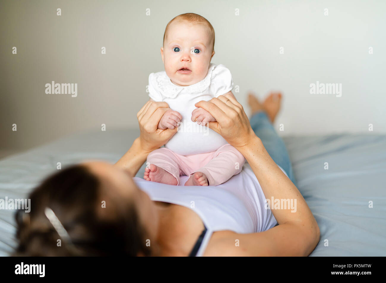 Portrait D Une Belle Mere Avec Son Bebe De 2 Mois Dans La Chambre A Coucher Photo Stock Alamy