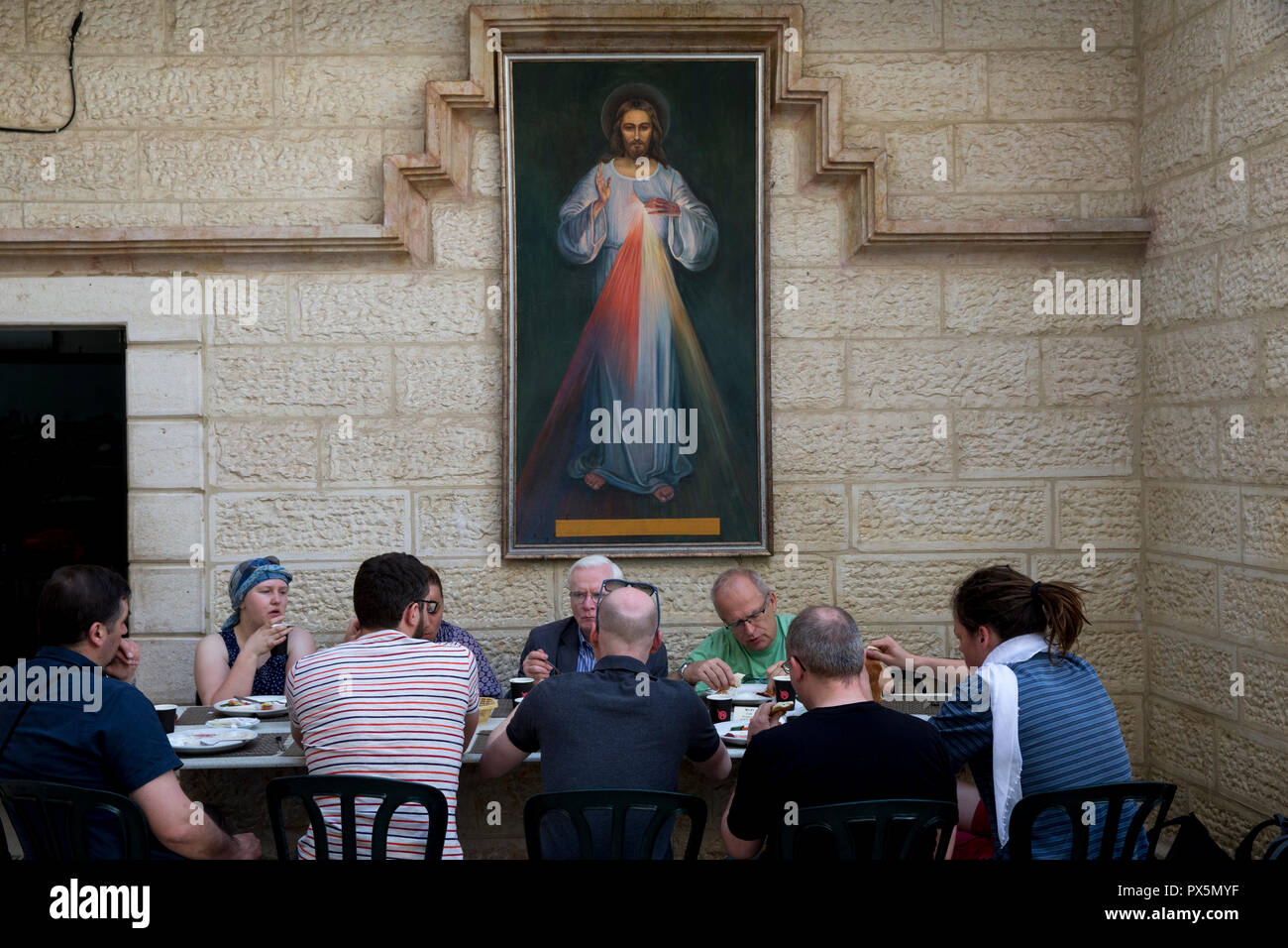 Manger le petit déjeuner dans une pèlerins Jérusalem guesthouse. Israël. Banque D'Images