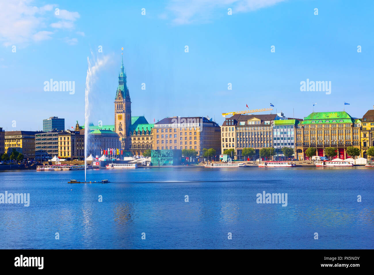 Hambourg, Allemagne - le 27 juillet 2018 : Belle vue sur le centre-ville avec l'hôtel de ville, fontaine et le lac Alster Banque D'Images