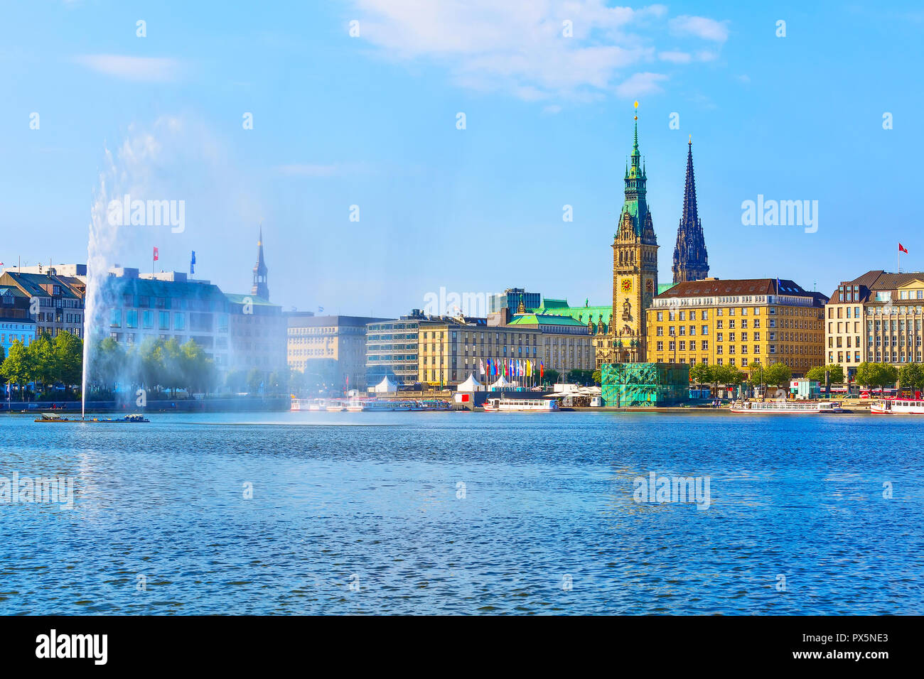 Hambourg, Allemagne, belle vue sur le centre-ville avec l'hôtel de ville, fontaine et le lac Alster Banque D'Images