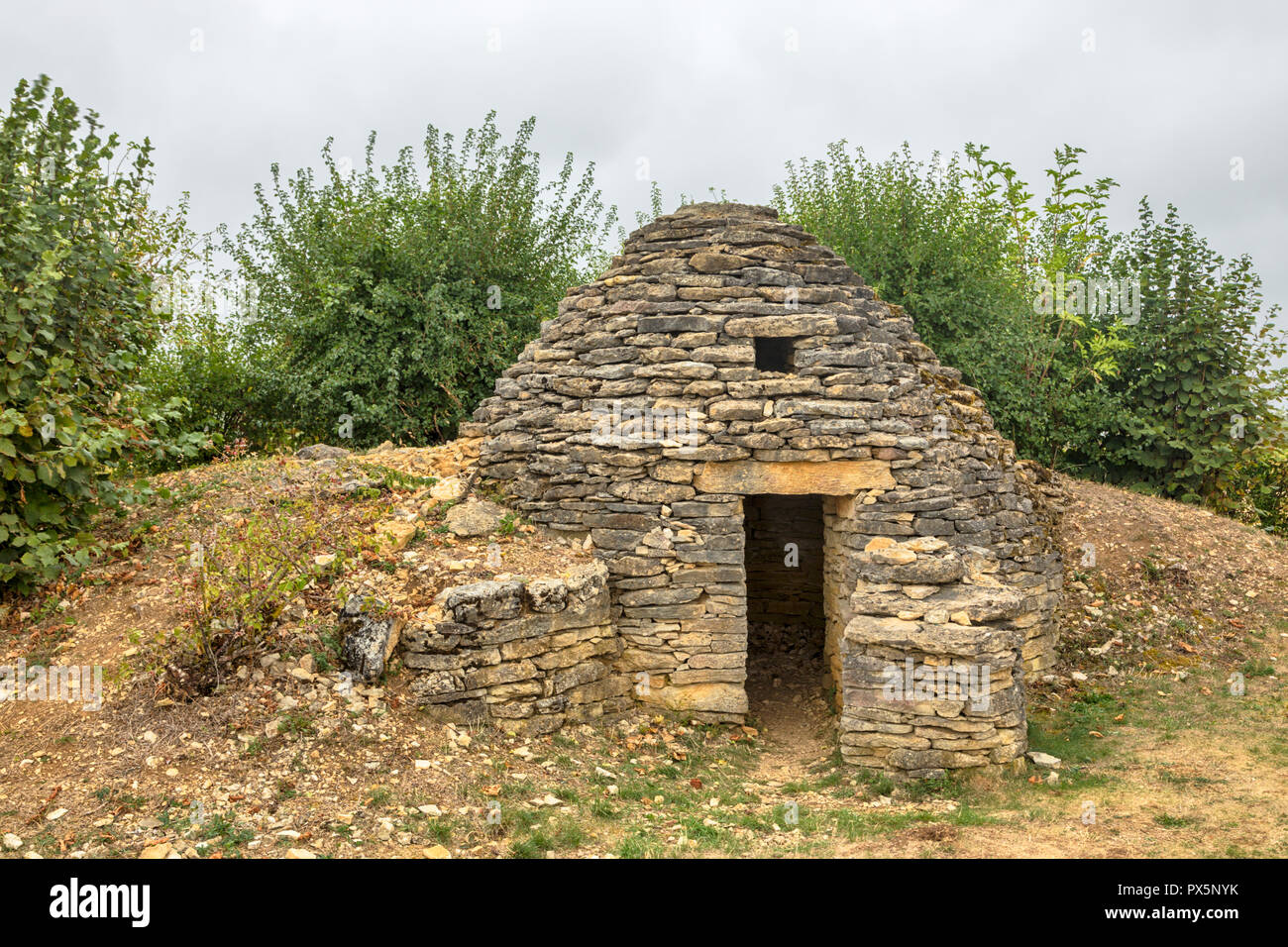 Mur en pierre sèche hut appelé Cadole au Plateau de blu, Champagne, France Banque D'Images