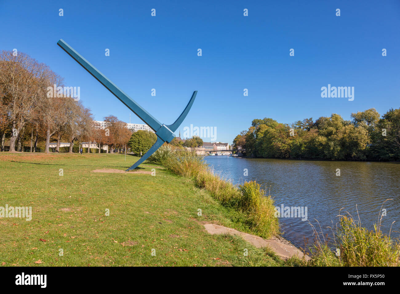 Spitzhacke, sculpture en 1982 de l'ONU pour la documenta 7 à Kassel, Hesse, Allemagne, par artiste Claes Oldenburg Banque D'Images