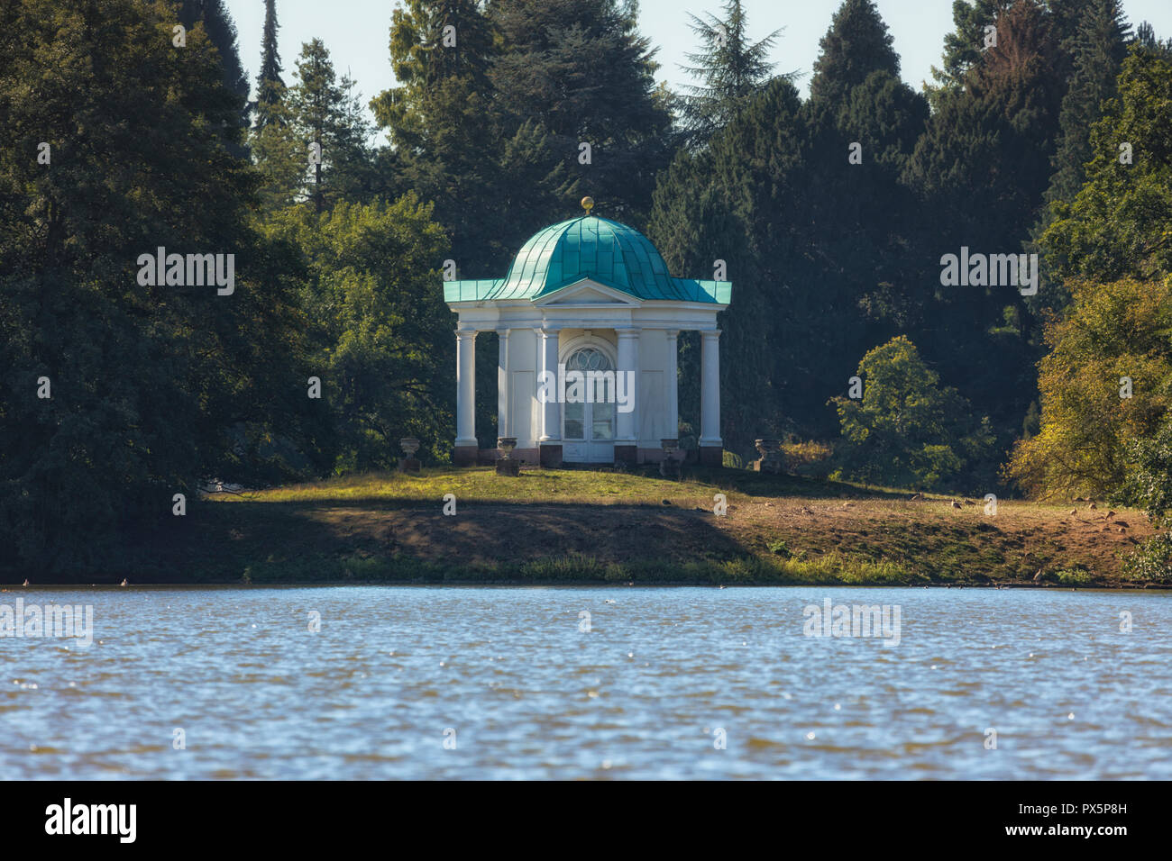 Pavillon classique sur Schwaneninsel (Swan Island) dans le parc Karlsaue, Kassel, Hesse, Allemagne Banque D'Images