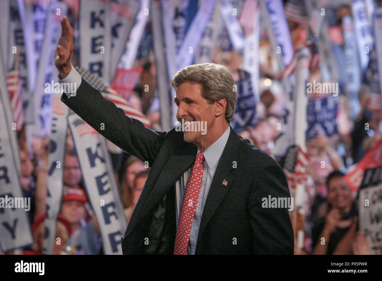 John Kerry salue la foule après son discours de 2004 lors de la Convention Nationale Démocratique qui s'est tenue à Boston au Fleet Center. Banque D'Images