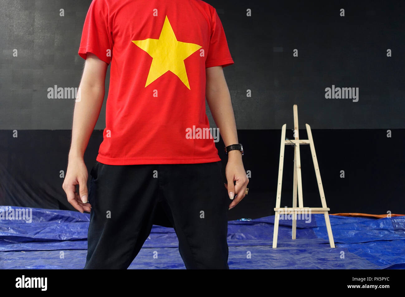 Vietnam garçon portant un t-shirt avec drapeau communiste. Ho Chi Minh Ville. Le Vietnam. Banque D'Images