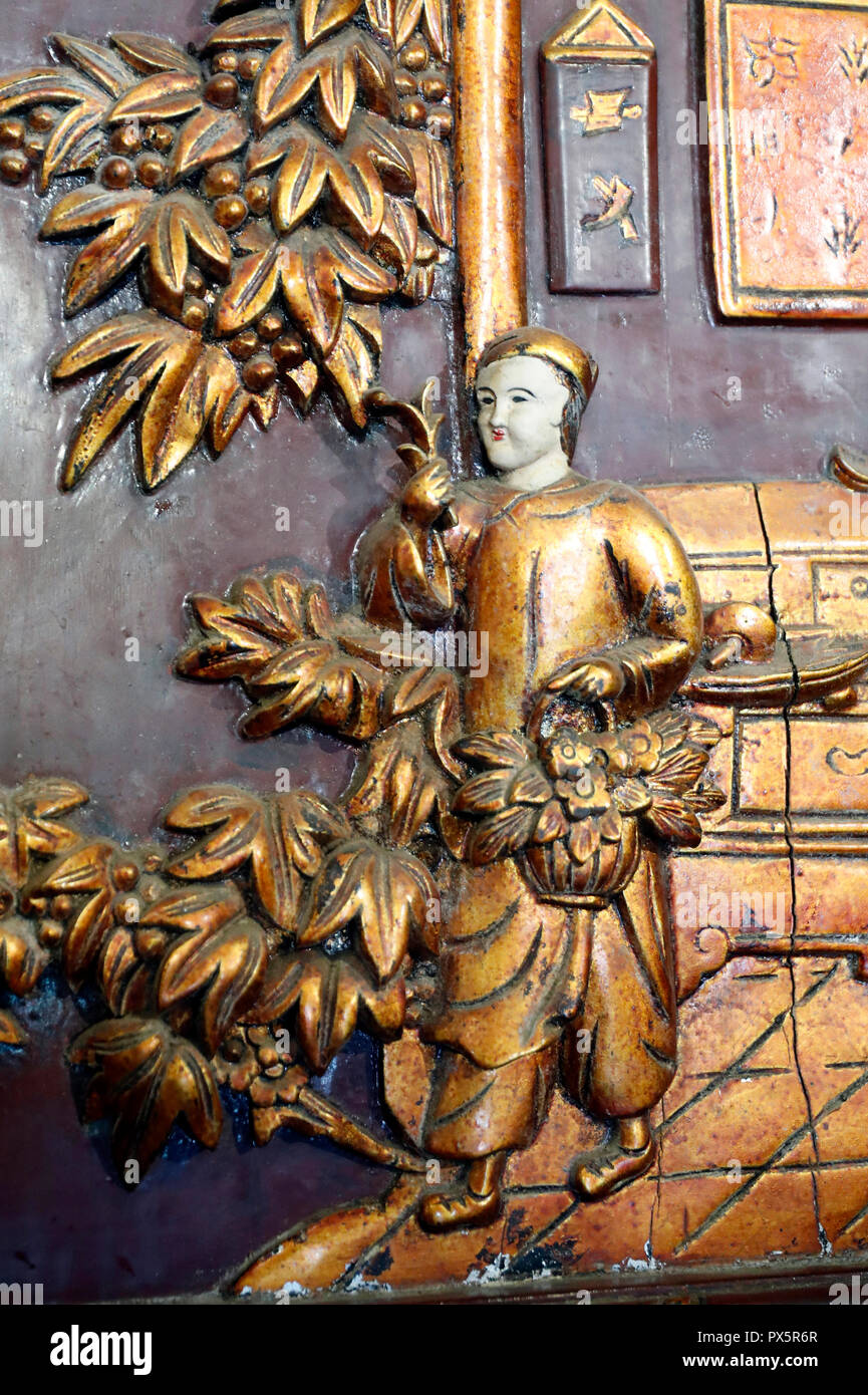 Musée de la médecine traditionnelle vietnamienne. Bois sculpté relief de la médecine traditionnelle. Trau Canh ( 14 ème siècle ) médecin royal dynastie vivait dans T Banque D'Images