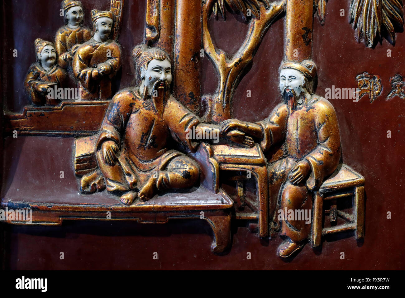 Musée de la médecine traditionnelle vietnamienne. Bois sculpté relief de la médecine traditionnelle. Trinh Dinh Ngoan ( 18 ème siècle). Le chef de l'établissement Banque D'Images