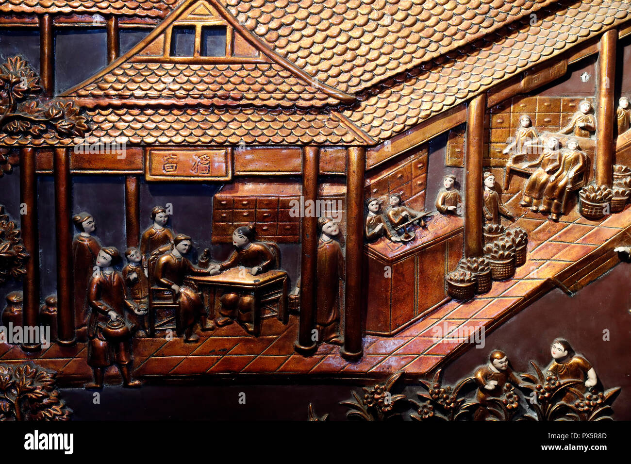 Musée de la médecine traditionnelle vietnamienne. Bois sculpté relief de la médecine traditionnelle. La ville de médicaments traditionnels. Ho Chi Minh Ville. Le Vietnam. Banque D'Images