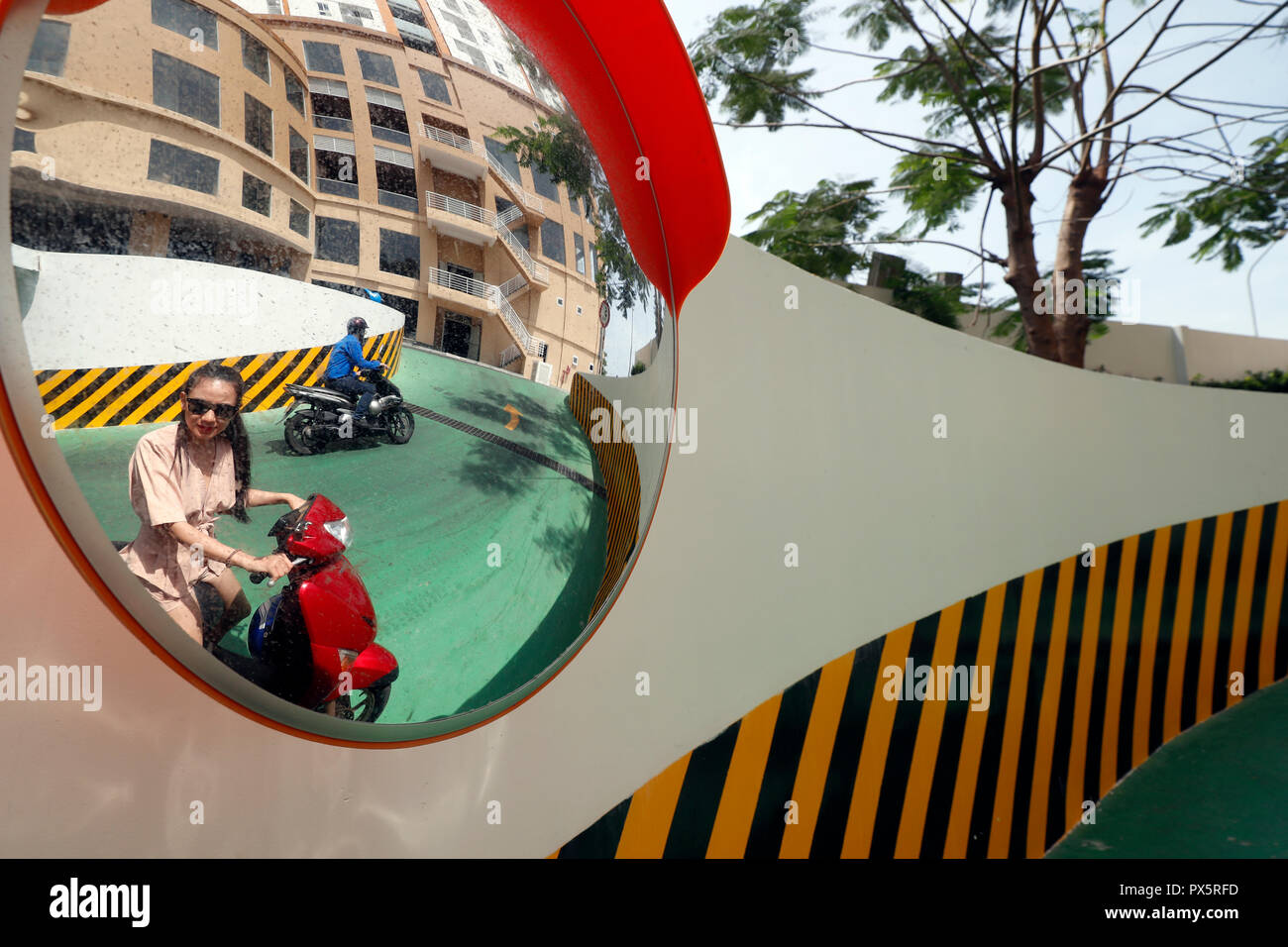 Femme au volant d'un scooter à partir d'un parking gratuit. Notre annuaire d'entreprises. Le Vietnam. Banque D'Images