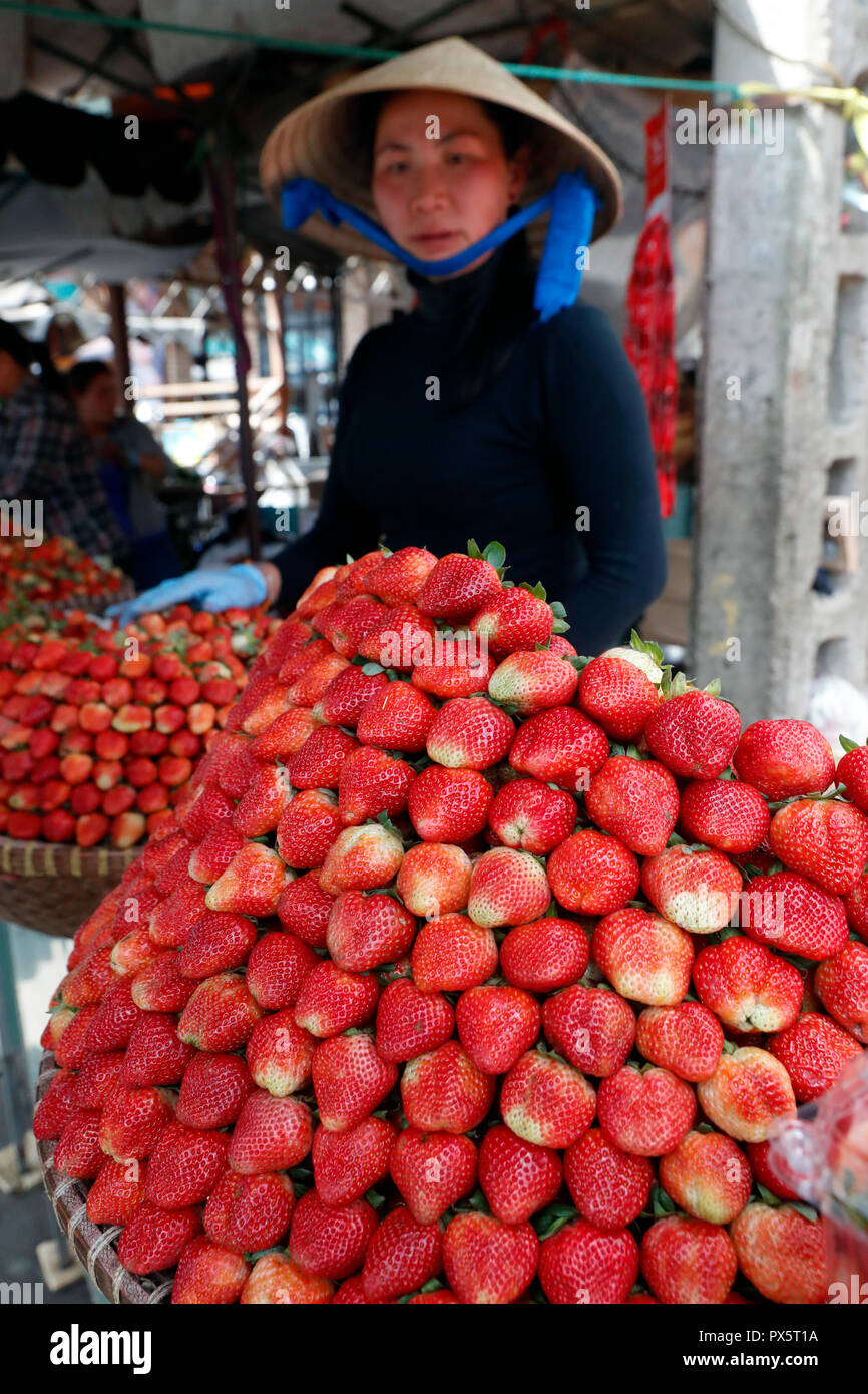 Vietnamese woman selling fraises fraîches à la rue du marché. Dalat. Le Vietnam. Banque D'Images