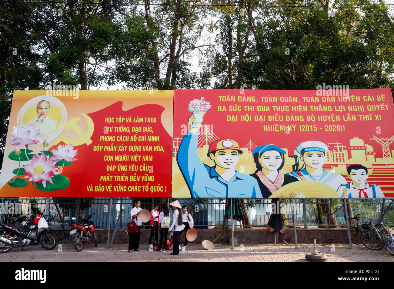 Affiche de propagande du gouvernement communiste dans la rue. Cai Be. Le Vietnam. Banque D'Images