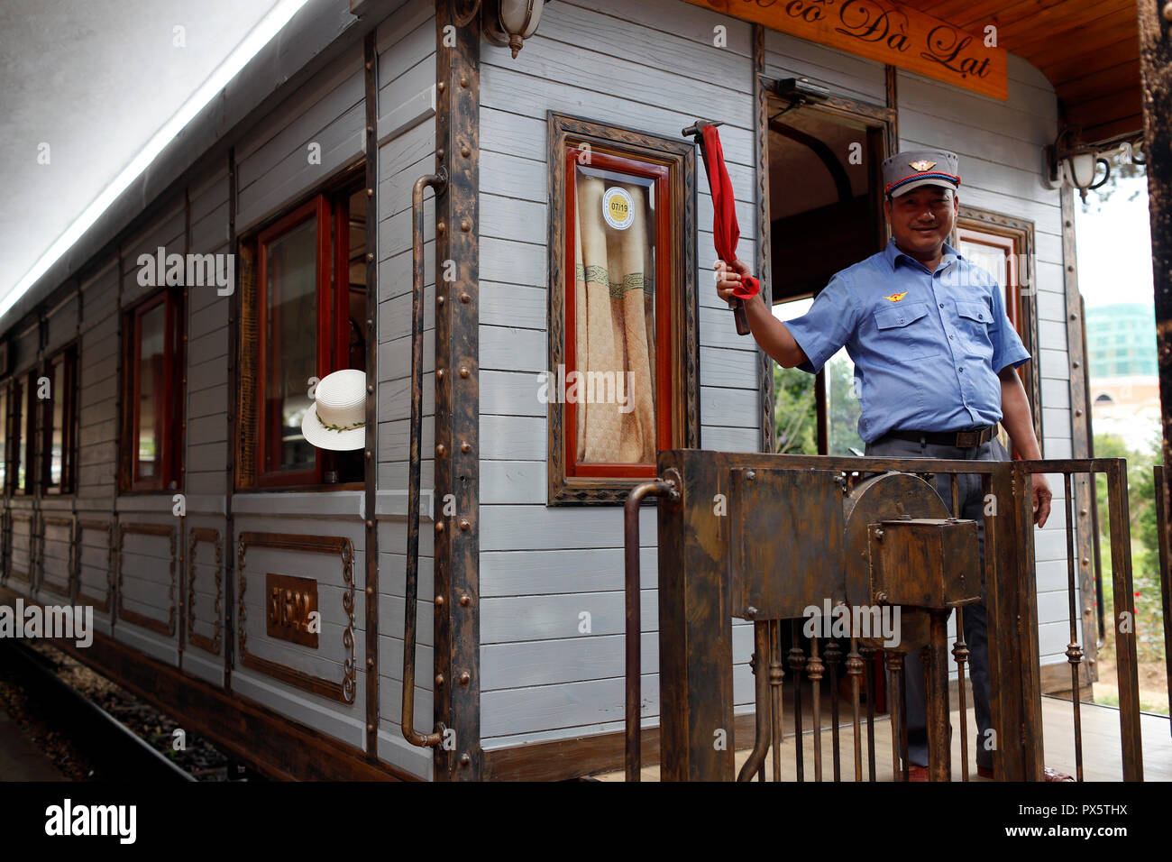 La gare de Dalat date de l'époque coloniale française. Train touristique à Trai Mat. Le Vietnam. Banque D'Images