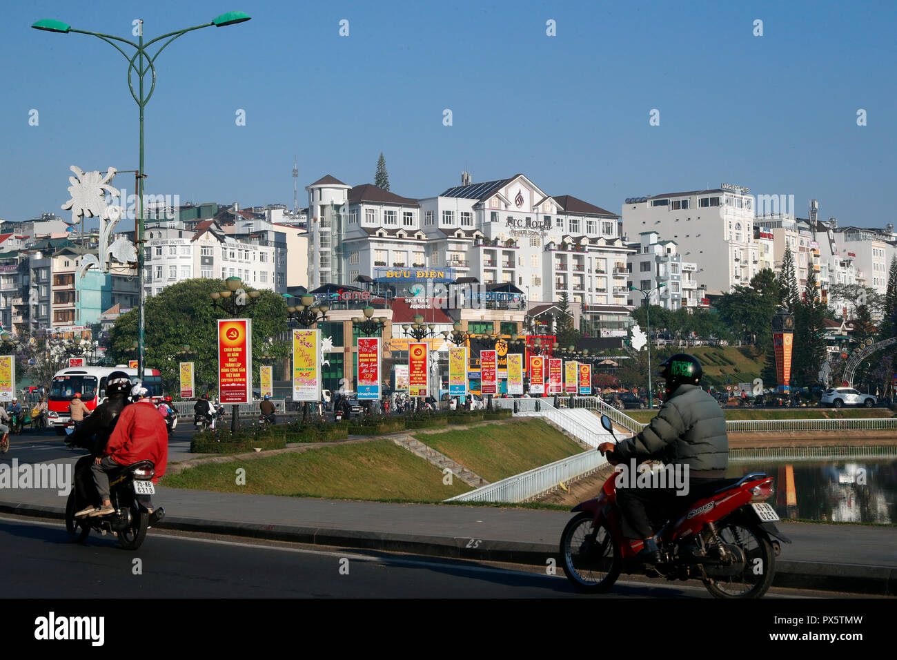 Le centre de Dalat est reflétée dans le lac de Xuan Huong. Dalat. Le Vietnam. Banque D'Images