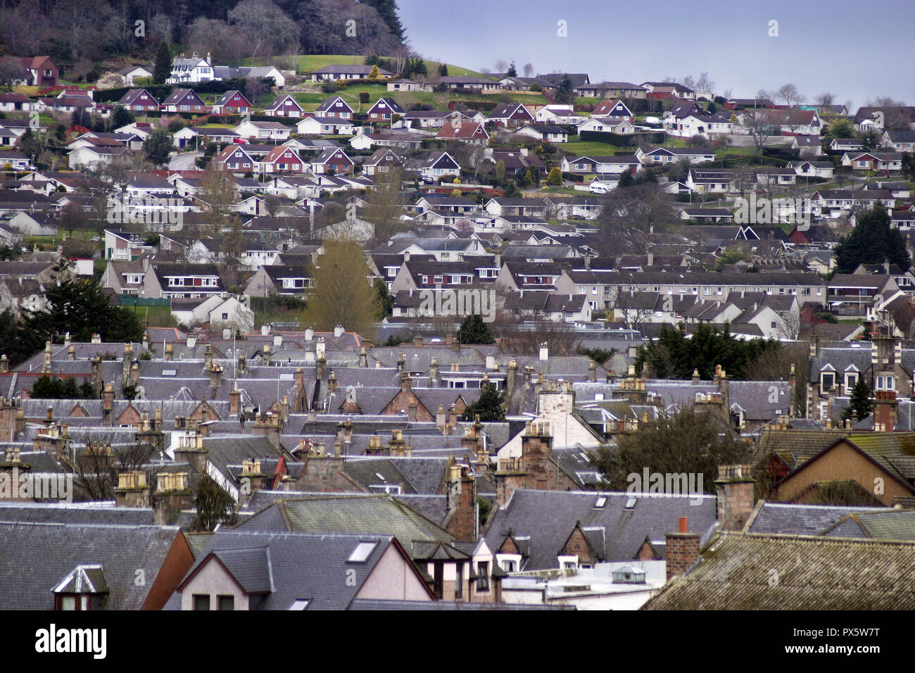 Une multitude de toits montrant une partie du parc de logements dans la ville d'Inverness, qui est appelée la capitale des highlands en Ecosse. Banque D'Images