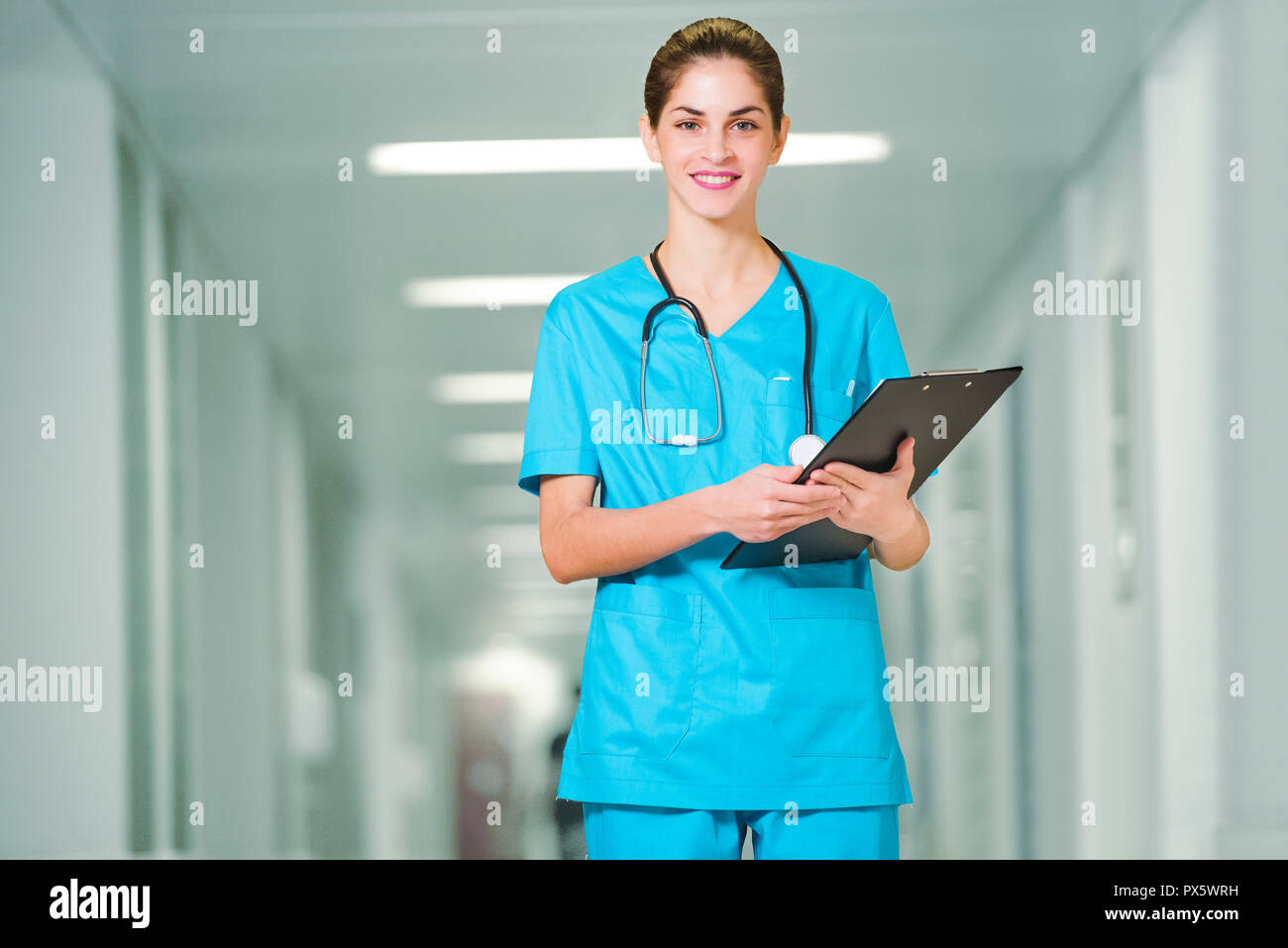 Femme médecin ou infirmière est debout in hospital corridor Banque D'Images