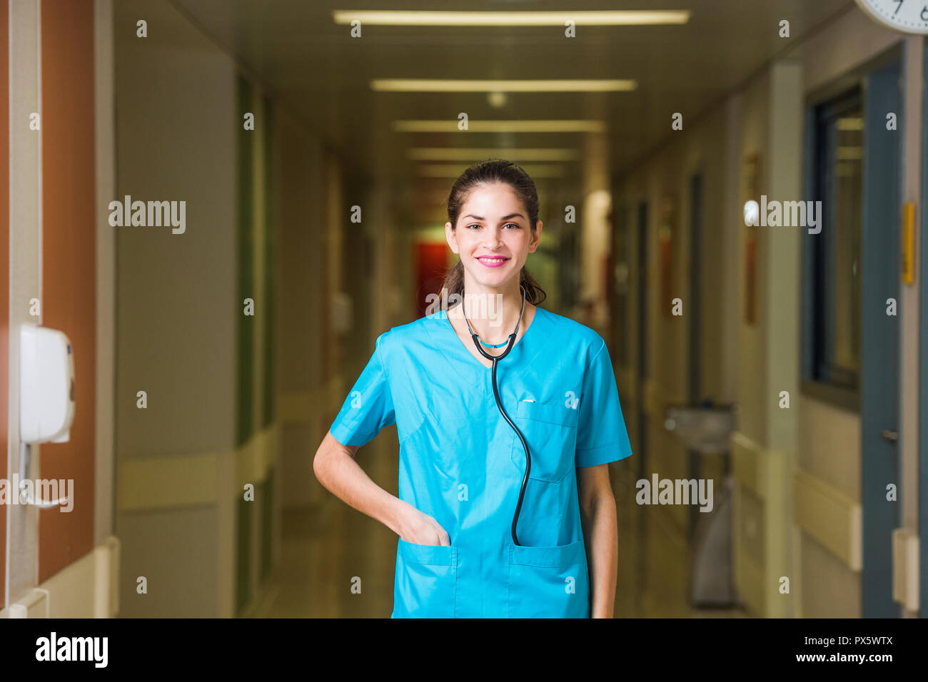 Femme médecin ou infirmière est debout in hospital corridor Banque D'Images