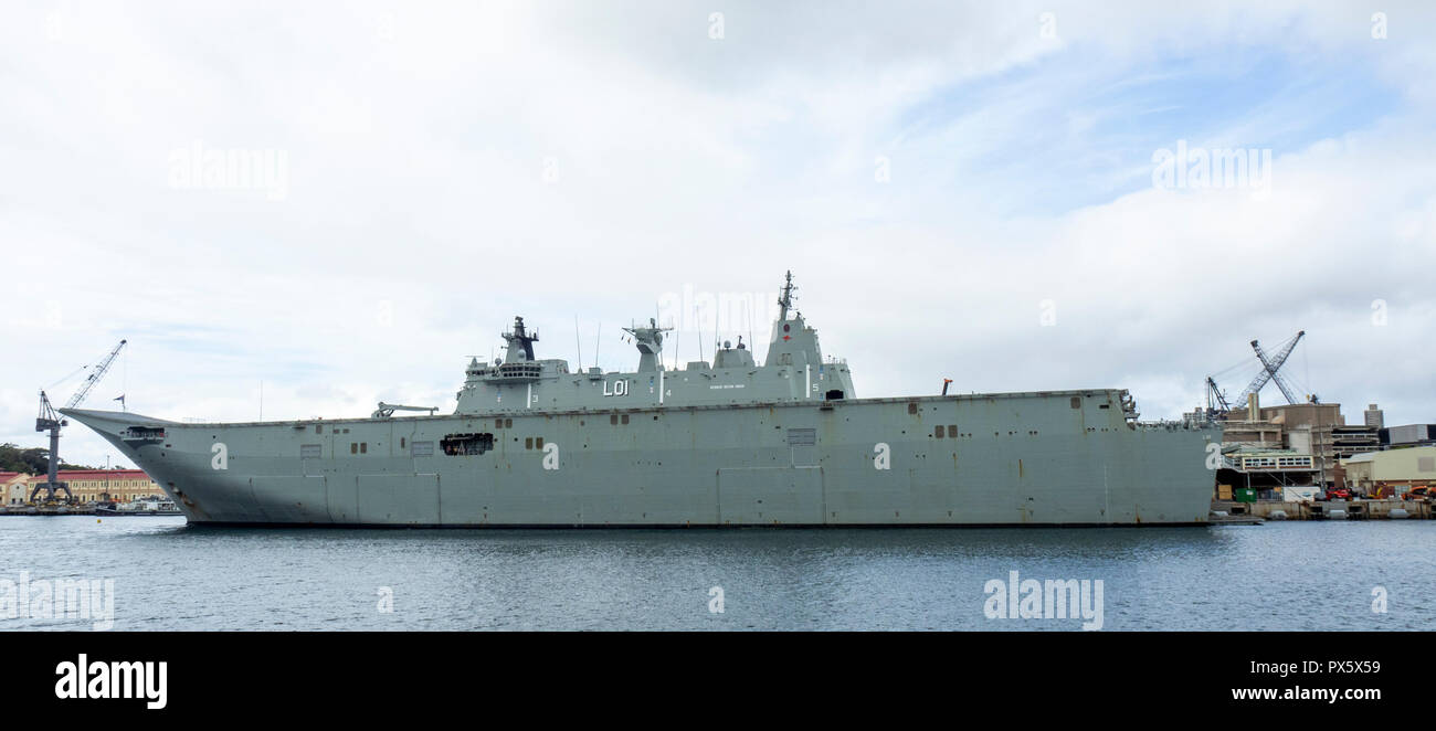 Le HMAS Adelaide L01 CLASSE Canberra landing Helicopter dock à jardin de l'île de la cité navale Sydney NSW Australie. Banque D'Images