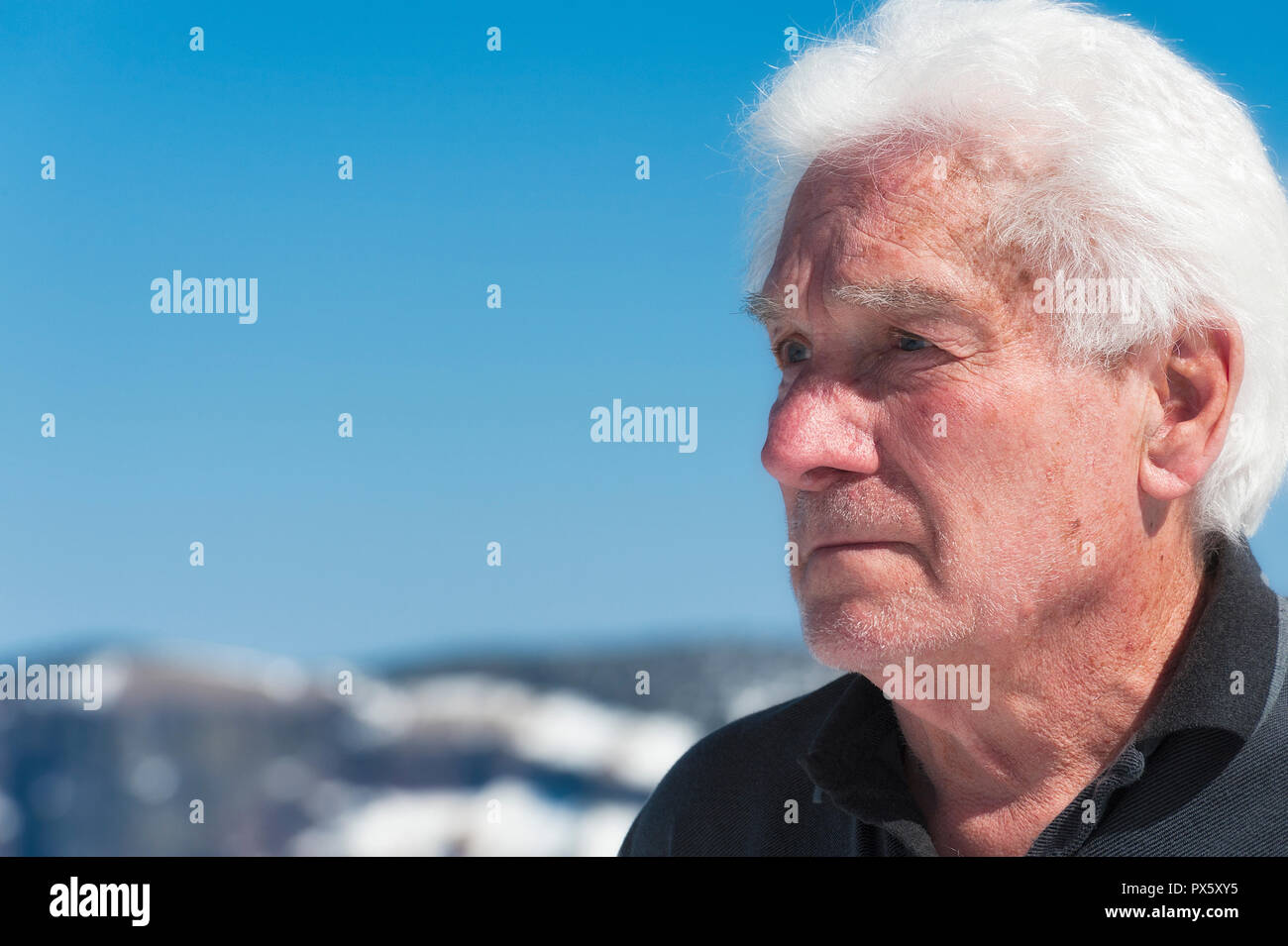 Un bel homme âgé avec le lac du cratère dans l'arrière-plan Banque D'Images