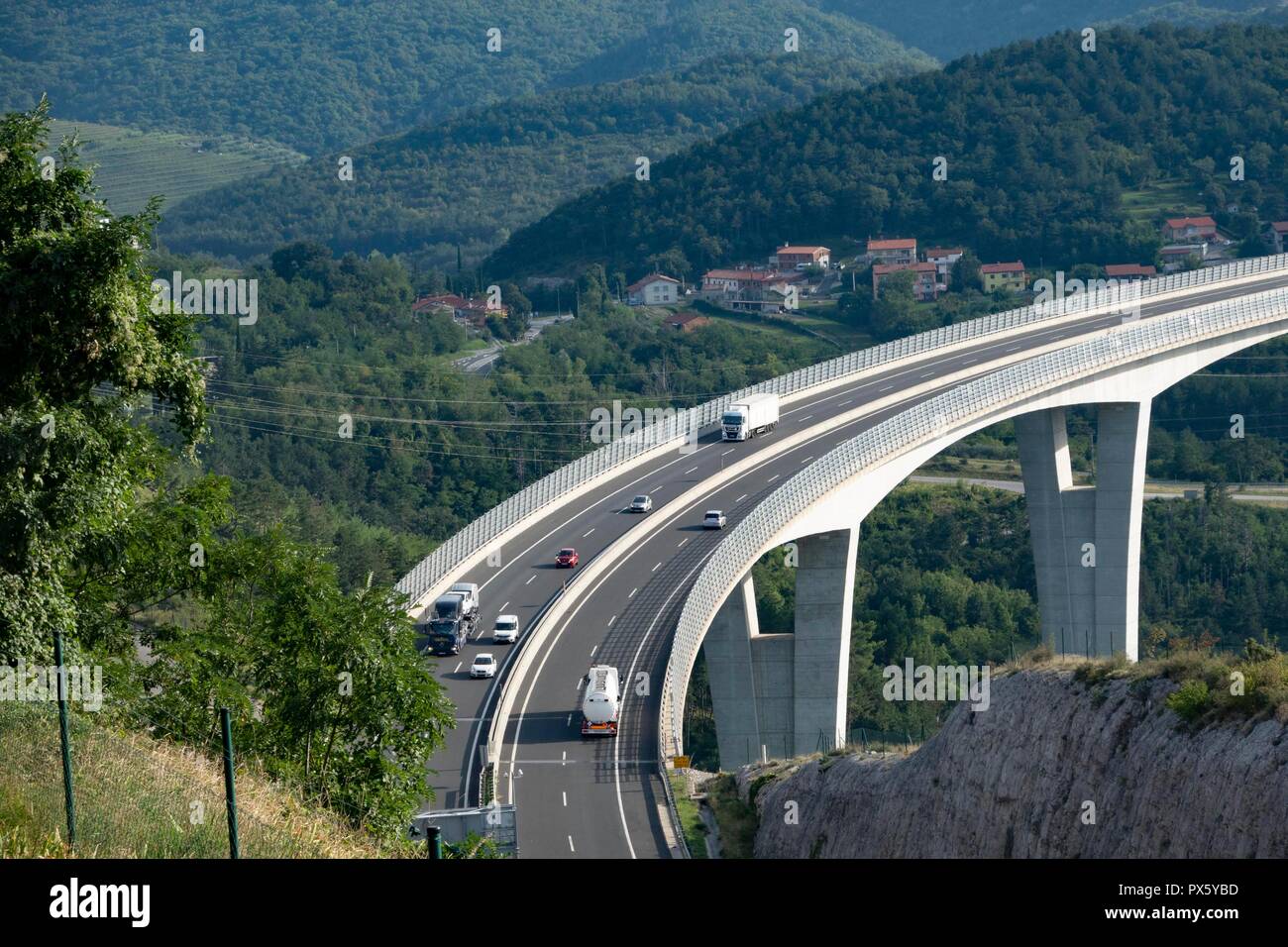 Dans un élégant pont de la courbe de l'autoroute A1 en Slovénie balançoires dans Kastelec vers la côte Banque D'Images