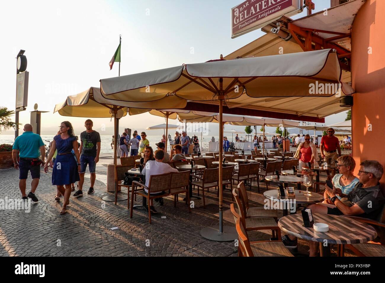 L'Italie, Lac de Garde, Bardolino, 08.30.2018. Le front de Lazise est un lieu de prédilection pour passer une soirée Banque D'Images