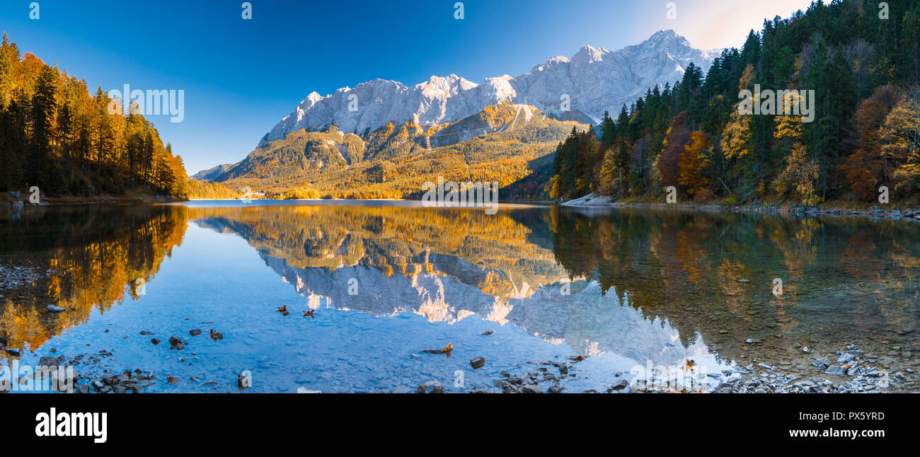 Image du panorama de l'Eibsee au cours de l'automne avec Zudspitze dans l'arrière-plan et de l'eau réflexions Banque D'Images
