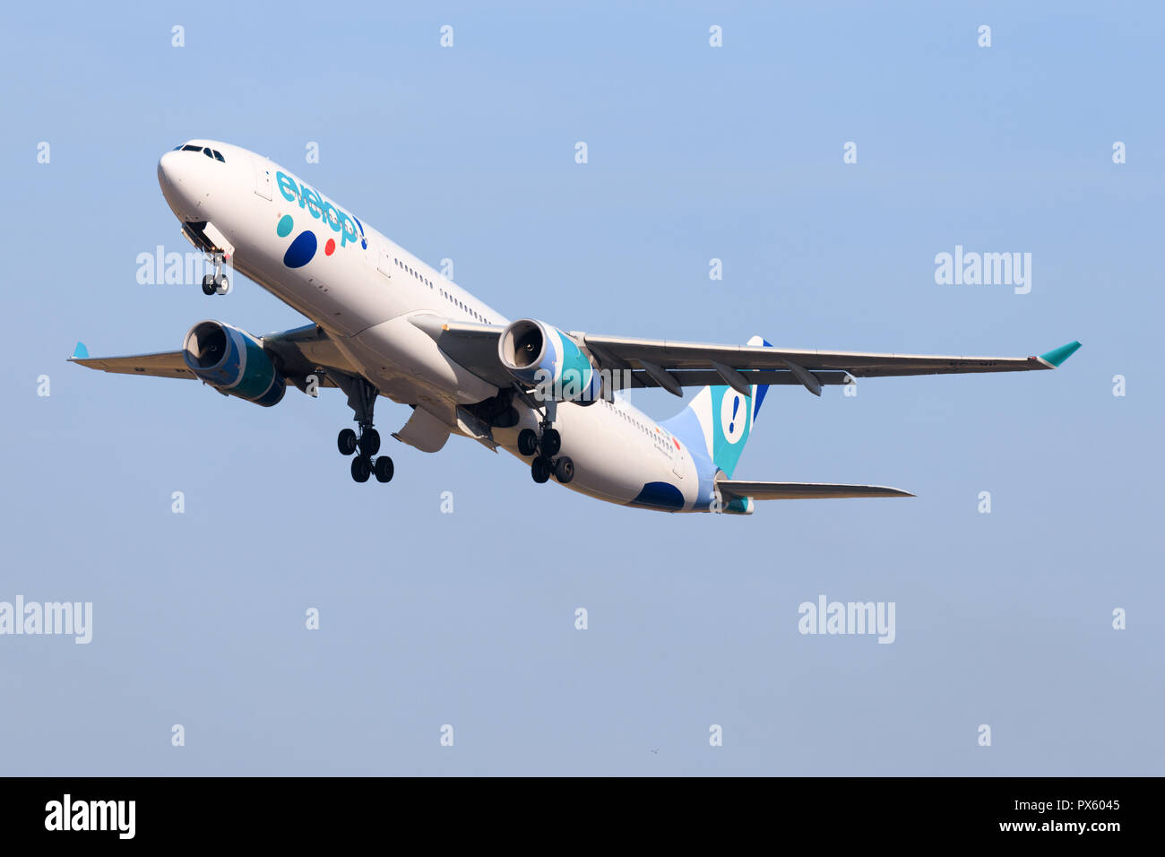 Paris/France le 9 octobre 2018 : Airbus A330 d'Orbest l'atterrissage à l'aéroport de Paris. Banque D'Images