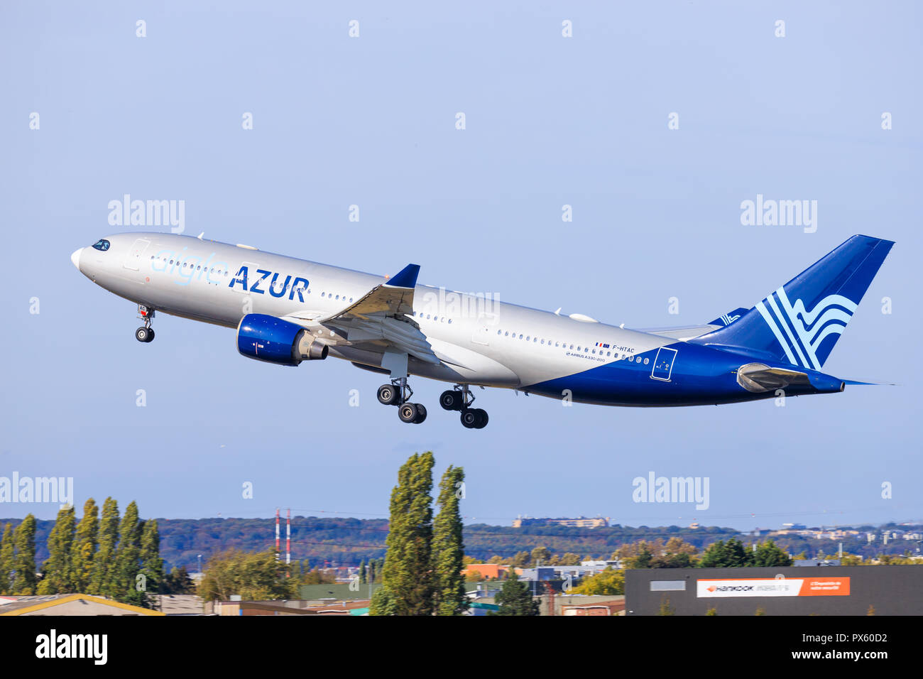 Paris/France le 9 octobre 2018 : Airbus A330 d'Azur, à l'atterrissage à l'aéroport de Paris. Banque D'Images