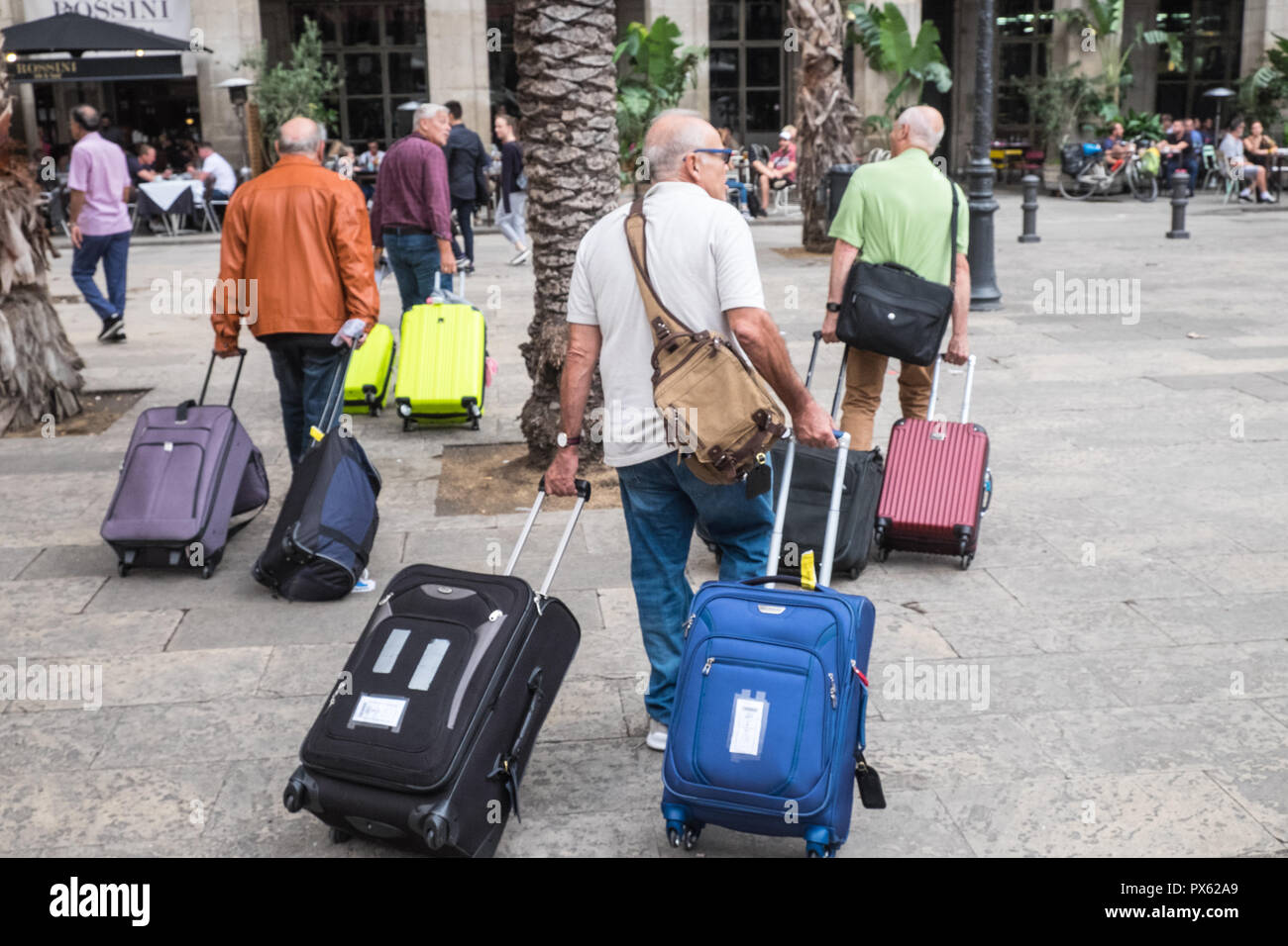 Cuisine américaine, les touristes, avec,deux,valises,chaque,faire,sur,Sacs,on plaça Reial,de,La Rambla,La Ramblas,Barcelone,Catalan,Catalunya,Catalogne,Espagne, Banque D'Images