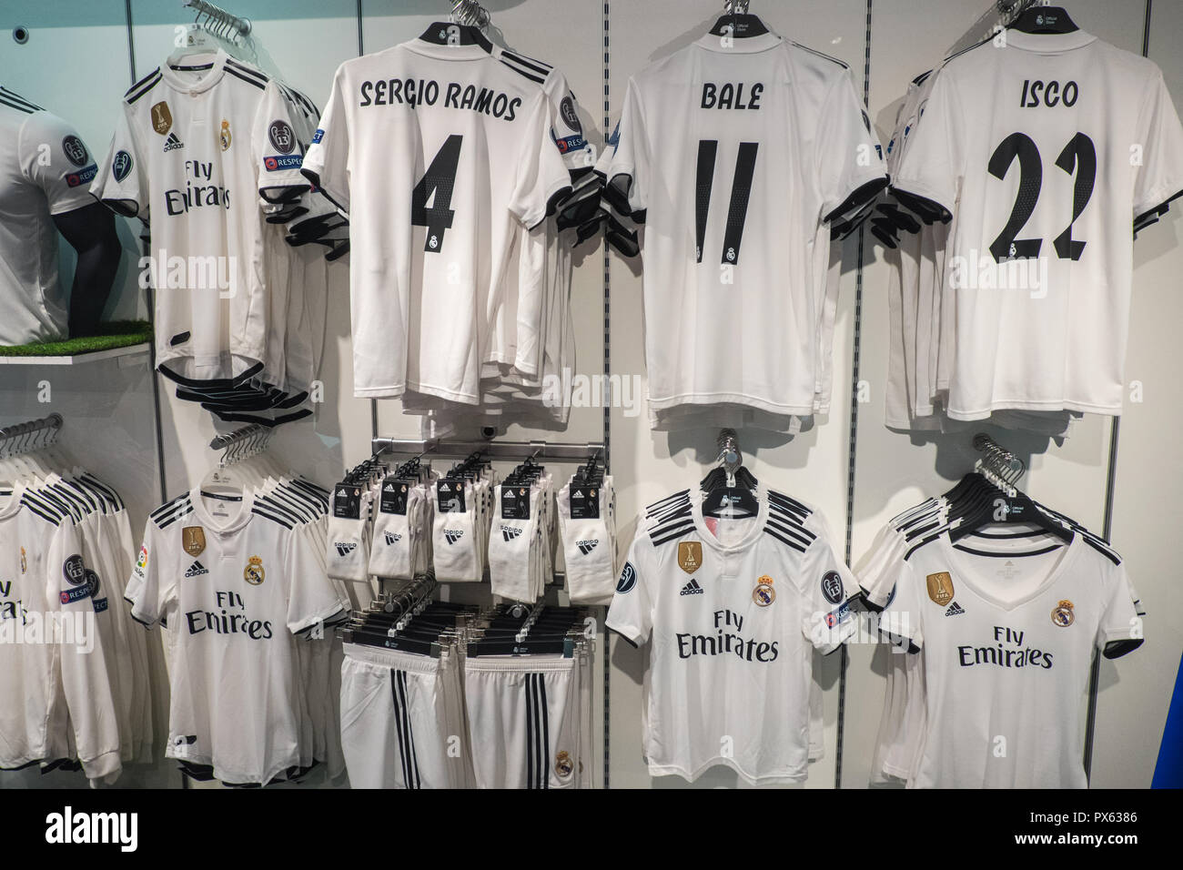 Real Madrid football club,,,deux,sport,magasin,marchandise,REPLICA,t-shirts,en,trimestre,Gothique,Barrio,Gothique,Barcelone,féroces rivaux,Catalan,Catalogne Banque D'Images