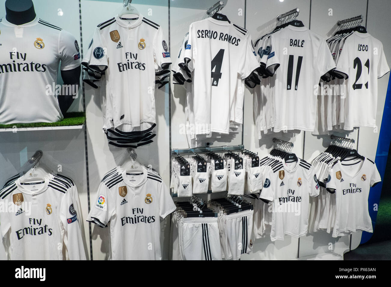 Real Madrid football club,,,deux,sport,magasin,marchandise,REPLICA,t-shirts,en,trimestre,Gothique,Barrio,Gothique,Barcelone,féroces  rivaux,Catalan,Catalogne Photo Stock - Alamy
