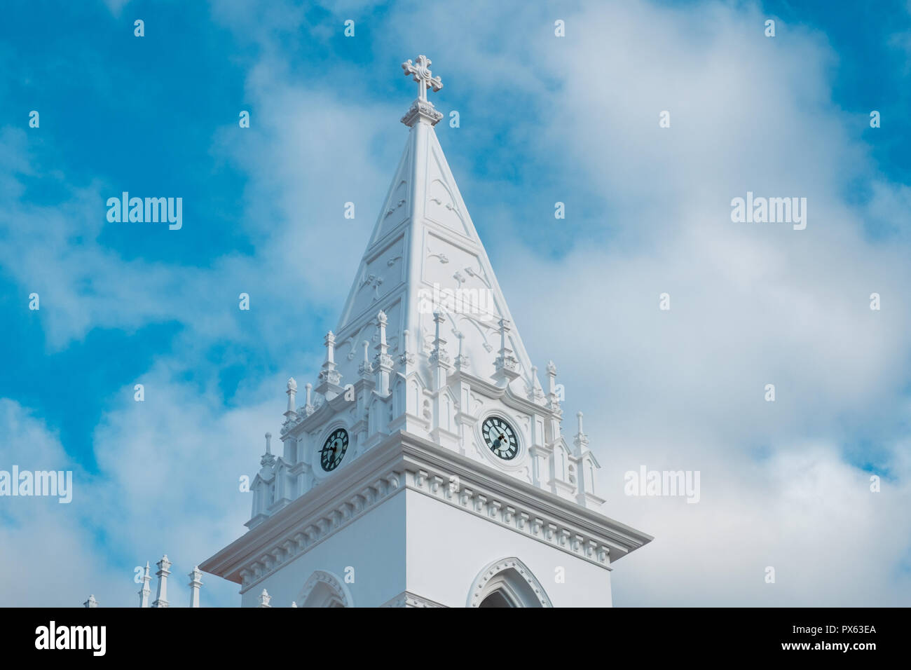 Tour de l'église blanche sur fond de ciel bleu - Banque D'Images