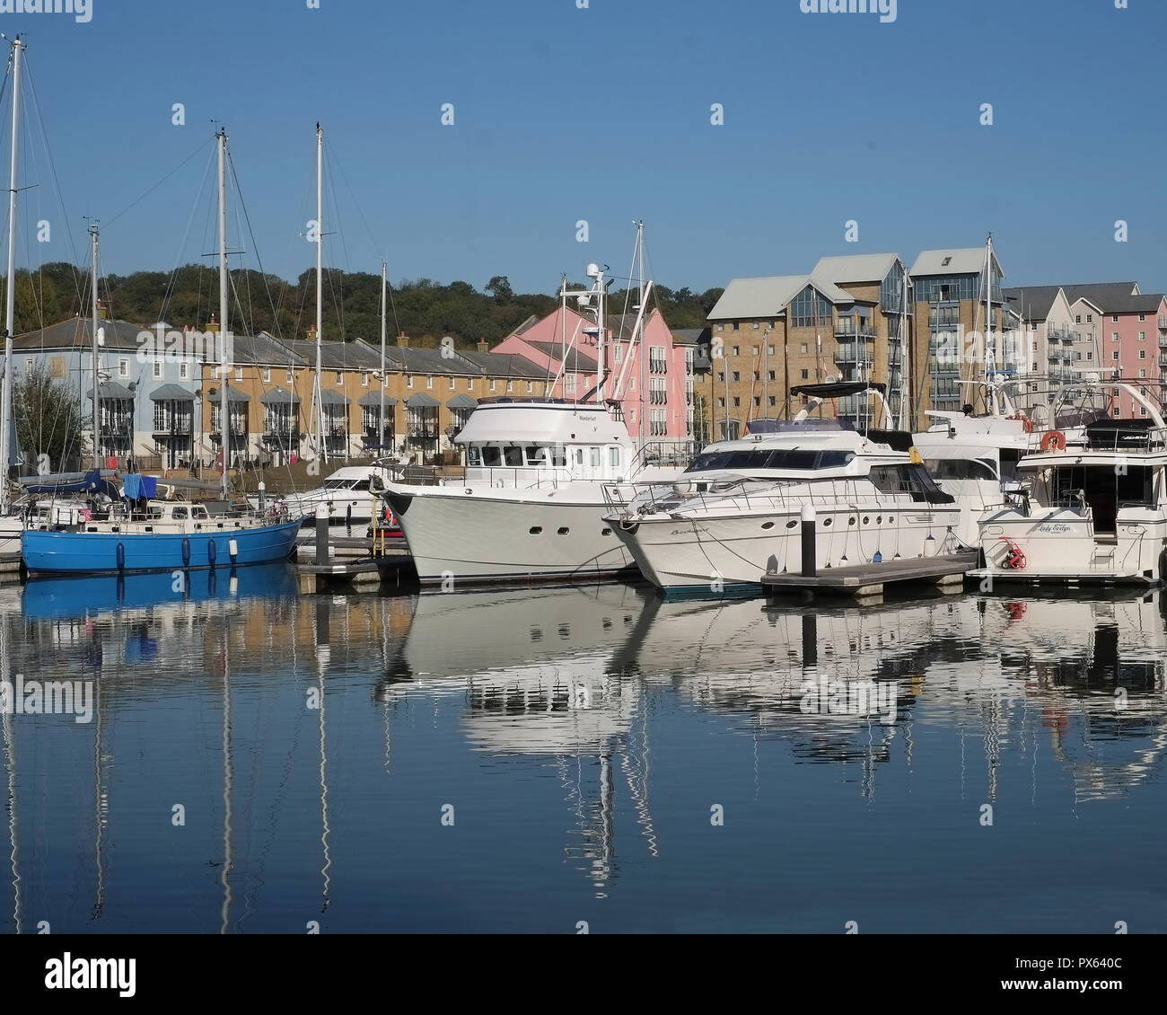 Octobre 2018 - bateaux avec reflets dans Portishead marina. Banque D'Images