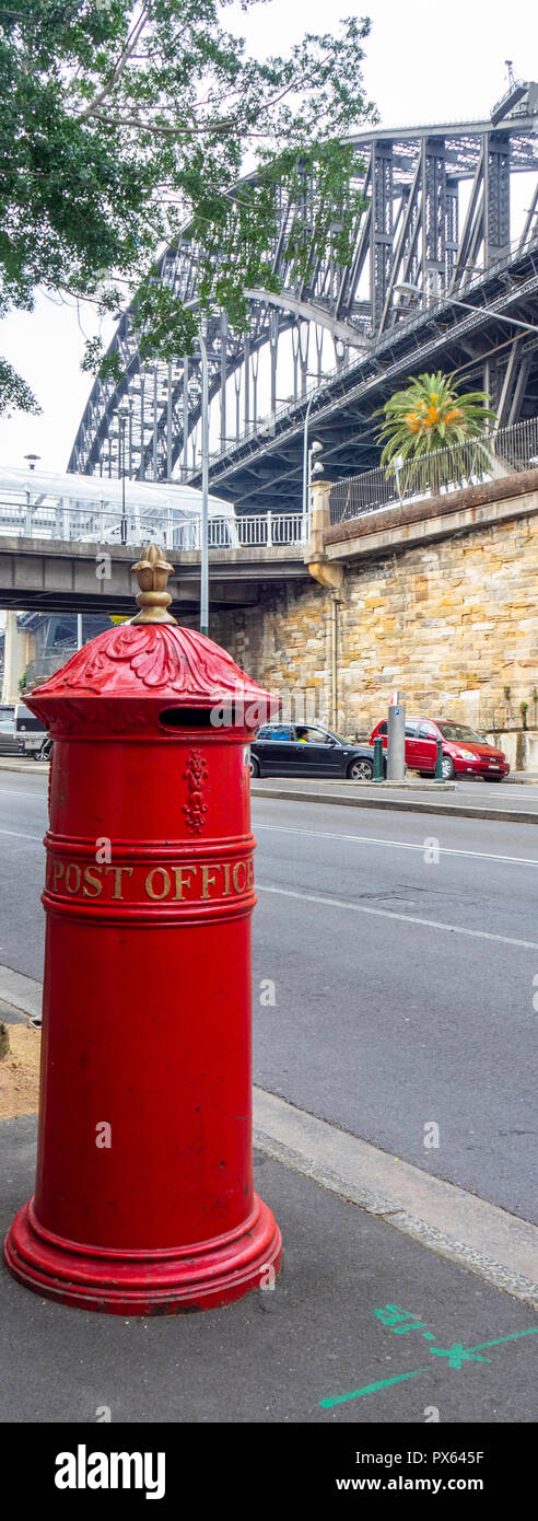La Poste australienne traditionnelle pilier rouge fort sur Hickson Road  Sydney NSW Australie Photo Stock - Alamy