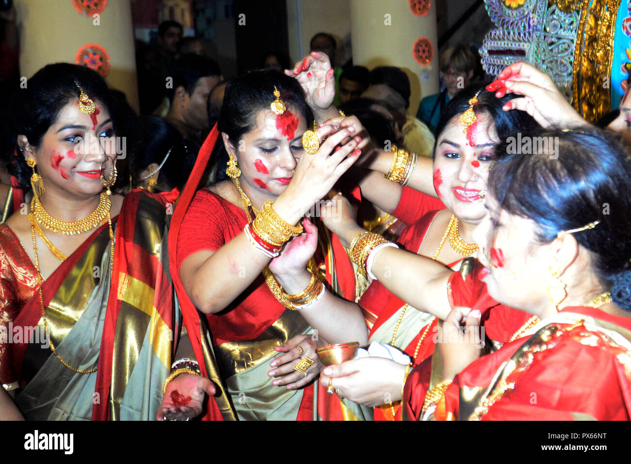 Kolkata, Inde. 19 Oct, 2018. Les femmes mariées appliquer sindoor vermilion ou après les rituels baran le dernier jour de Durga Puja festival. Les femmes mariées de Dwan Bari effectuer Baran un Hindou rituels traditionnels sur le dernier jour de Durga Puja festival. Selon la tradition Bengali cinquième ou dernier jour de Durga Puja est Vijaya Dasami, dans le dernier jour d'immersion l'idole de Durga sur Vijaya Dasami conclure le Durga Puja festival. Credit : Saikat Paul/Pacific Press/Alamy Live News Banque D'Images