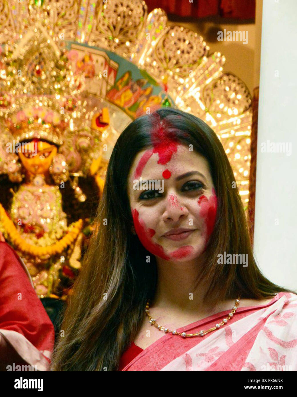 Kolkata, Inde. 19 Oct, 2018. Actrice Bengali Koyel Mallick prend part à sindoor khela Vijaya Dasami sur le dernier jour de Durga Puja festival. Credit : Saikat Paul/Pacific Press/Alamy Live News Banque D'Images