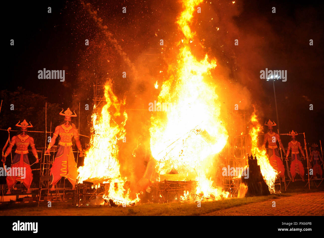 Kolkata, Inde. 19 Oct, 2018. Effigie de Ravana, kumbhakarnaand Meghanada et être graver à Salt Lake pendant l'Dusserha célébration à l'occasion de Durga Vijaya Dasami. Credit : Saikat Paul/Pacific Press/Alamy Live News Banque D'Images