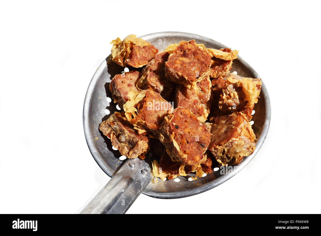 La viande de crabe frit rouleaux ou Hoi An Jo dans une passoire , nourriture chinoise traditionnelle locale pour apéritif sur fond blanc Banque D'Images