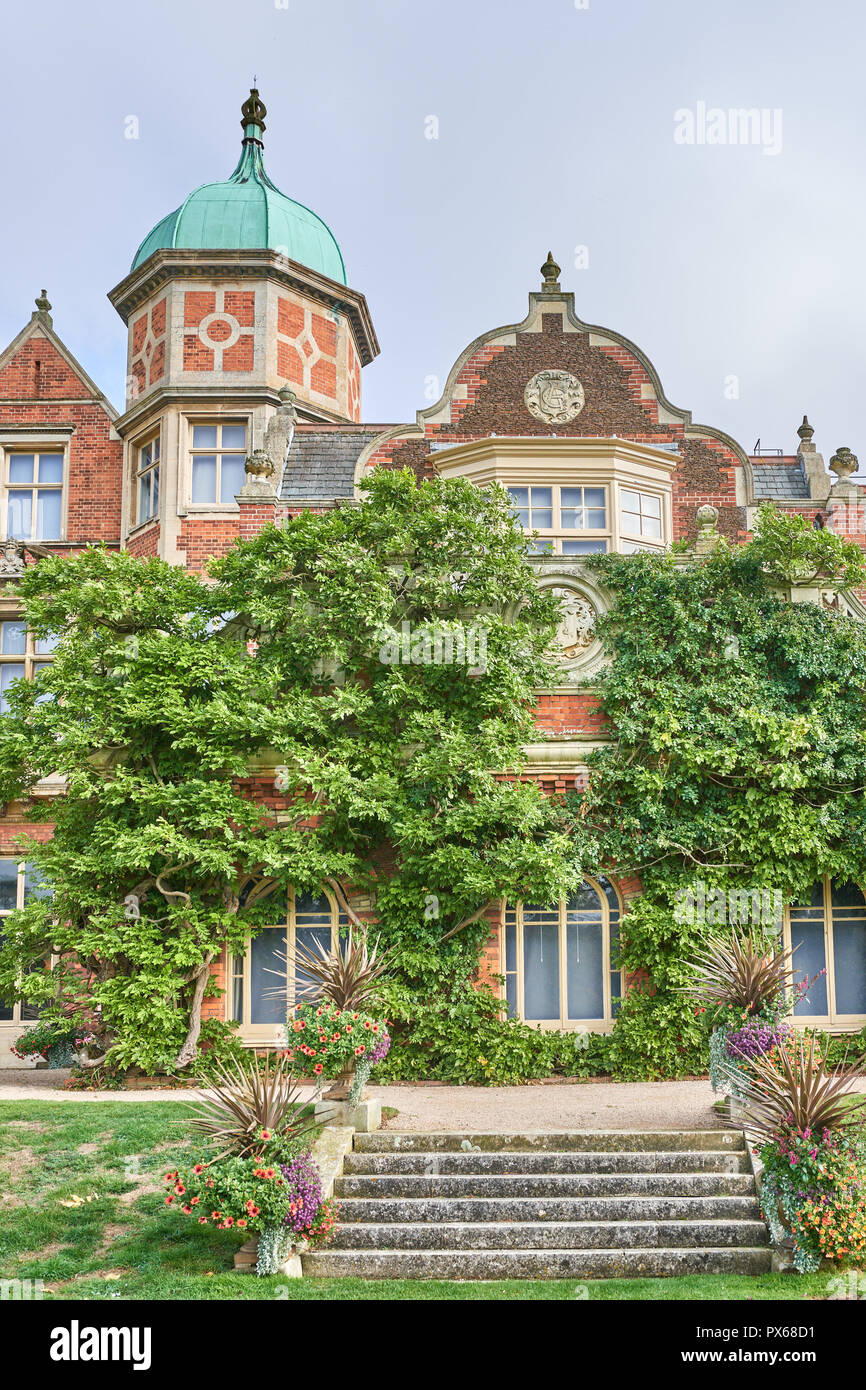 Façade ouest de Sandringham House, la résidence de campagne du monarque à Norfolk, Angleterre. Banque D'Images