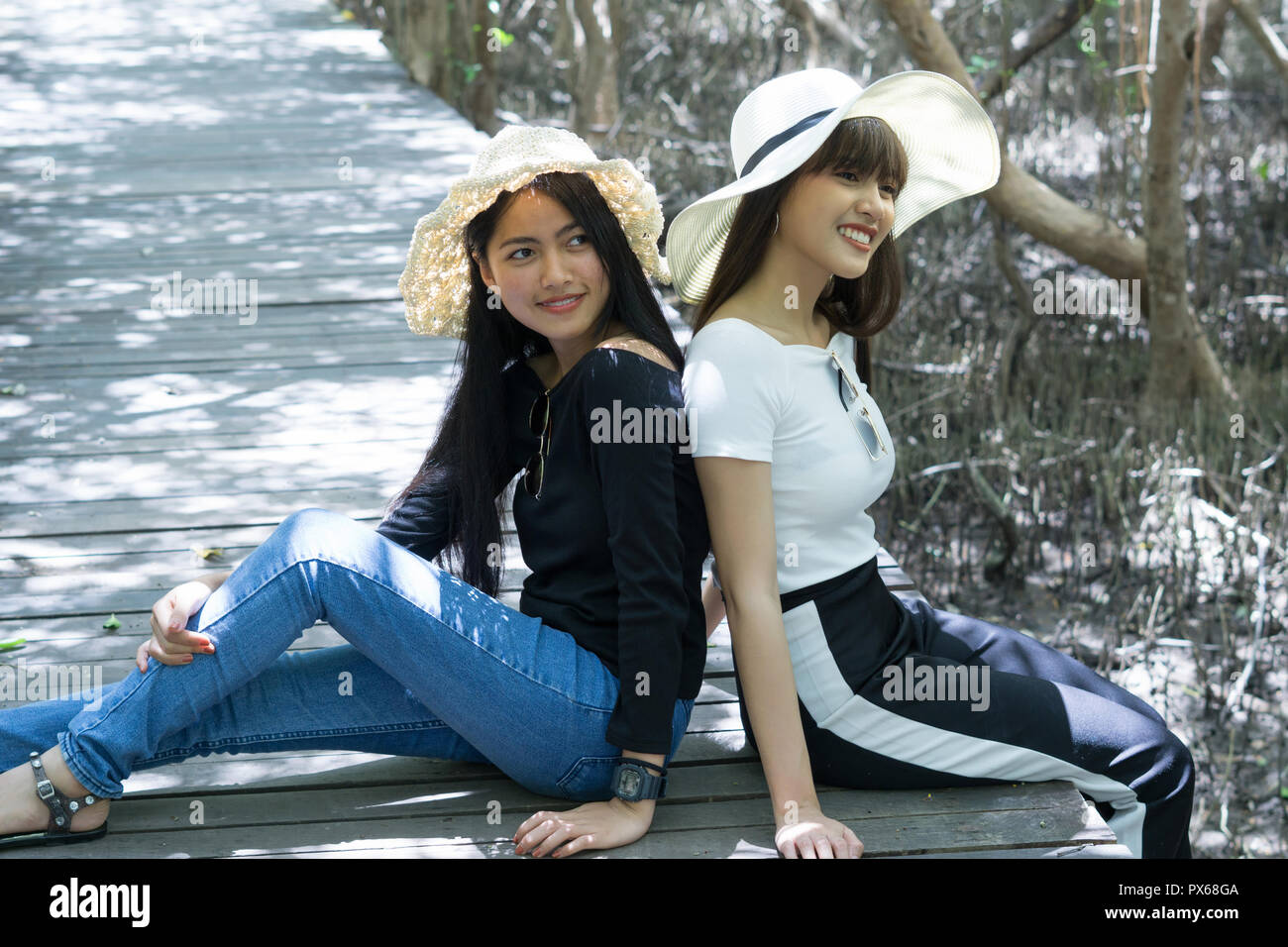 Filles Thai assis sur le pont en bois avec bonheur Banque D'Images
