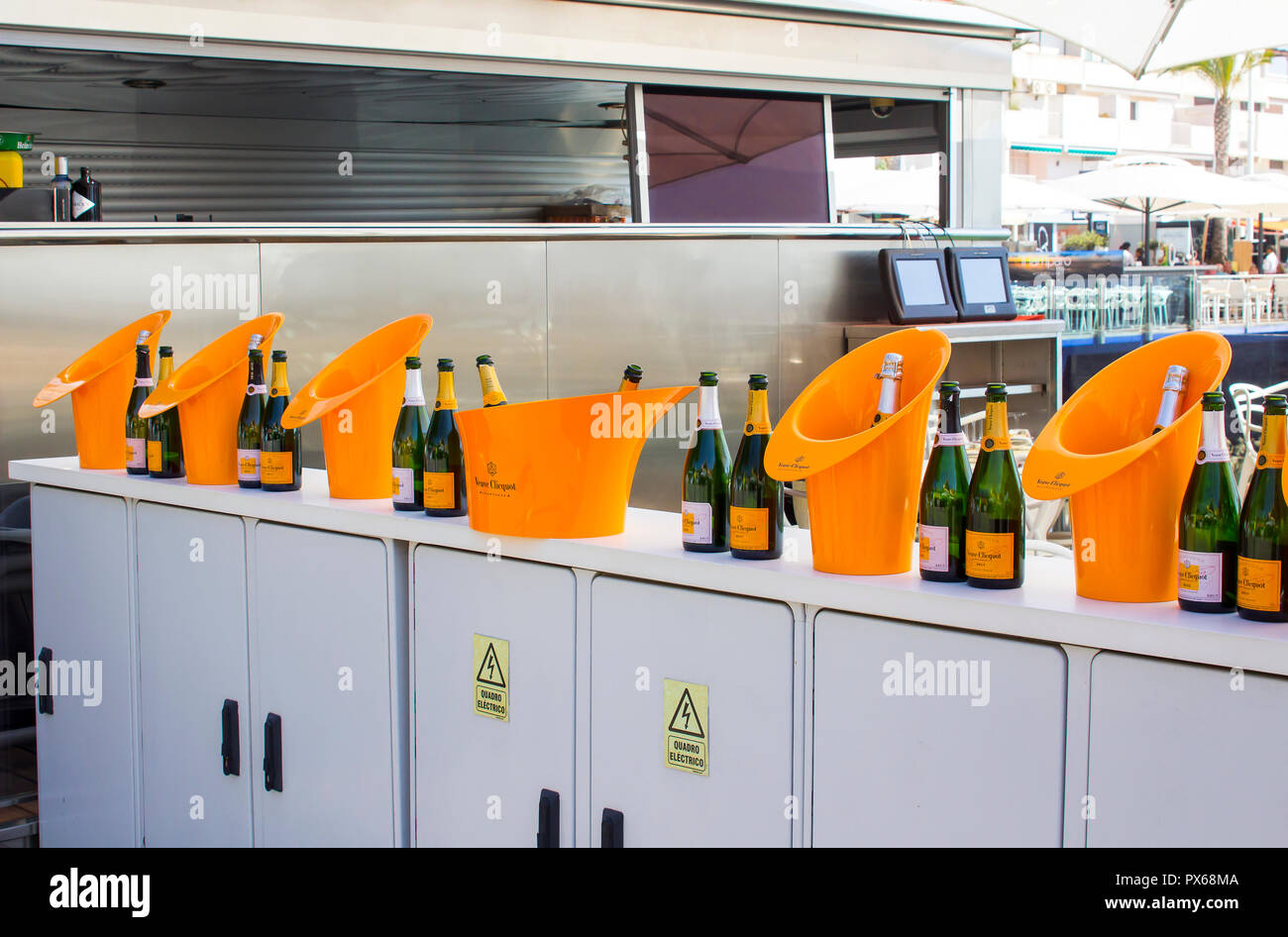 2 octobre 2018. Une rangée de bouteilles de Champagne Veuve Cliquot et seaux à glace sur l'affichage dans un bar à vin à la marina de Vilamoura sur l'Algarve Portugal Banque D'Images