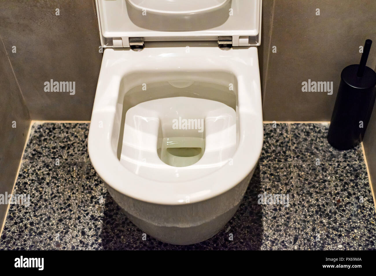 Toilettes à chasse d'eau dans la cuvette des toilettes publiques fermer Banque D'Images