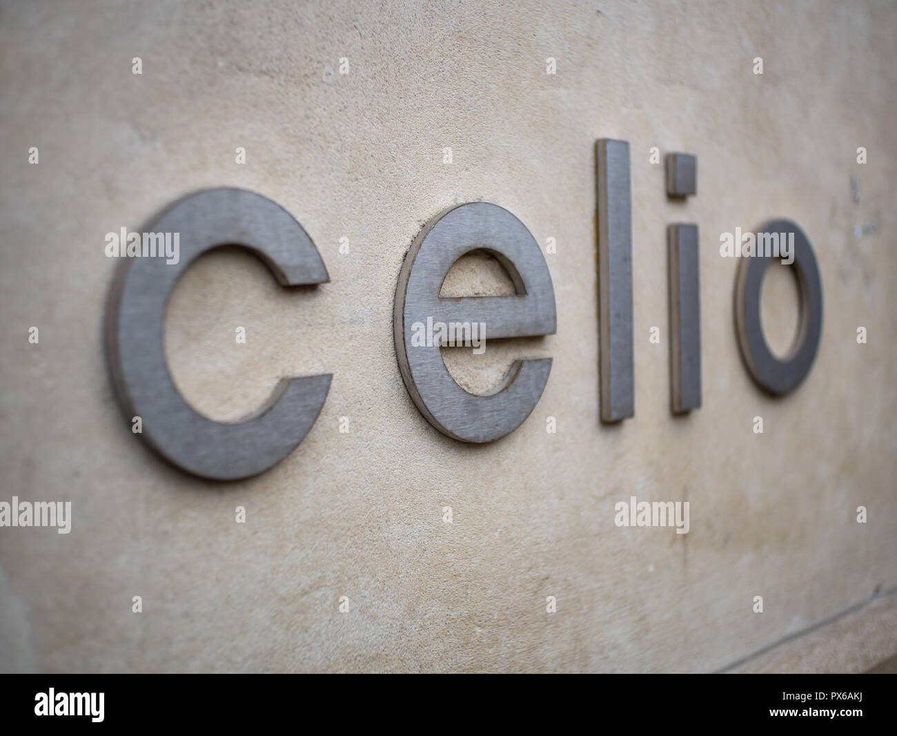 Paris, France - 15 août 2018 : Détail de Celio store à Paris. Celio est détaillant de vêtements hommes français fondé en 1978 à Paris, France. Banque D'Images